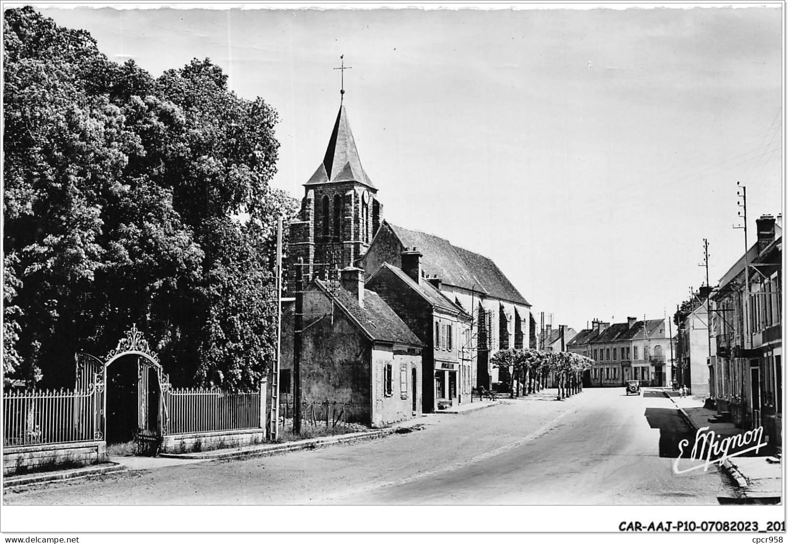 CAR-AAJP10-89-0980 - SAINT-VALERIEN - Grande-rue - Entrée Du Château - Saint Valerien