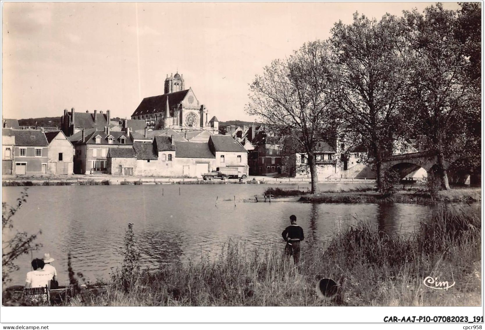 CAR-AAJP10-89-0975 - VILLENEUVE-SUR-YONNE - Bords De L'Yonne - Pêcheur - Villeneuve-sur-Yonne