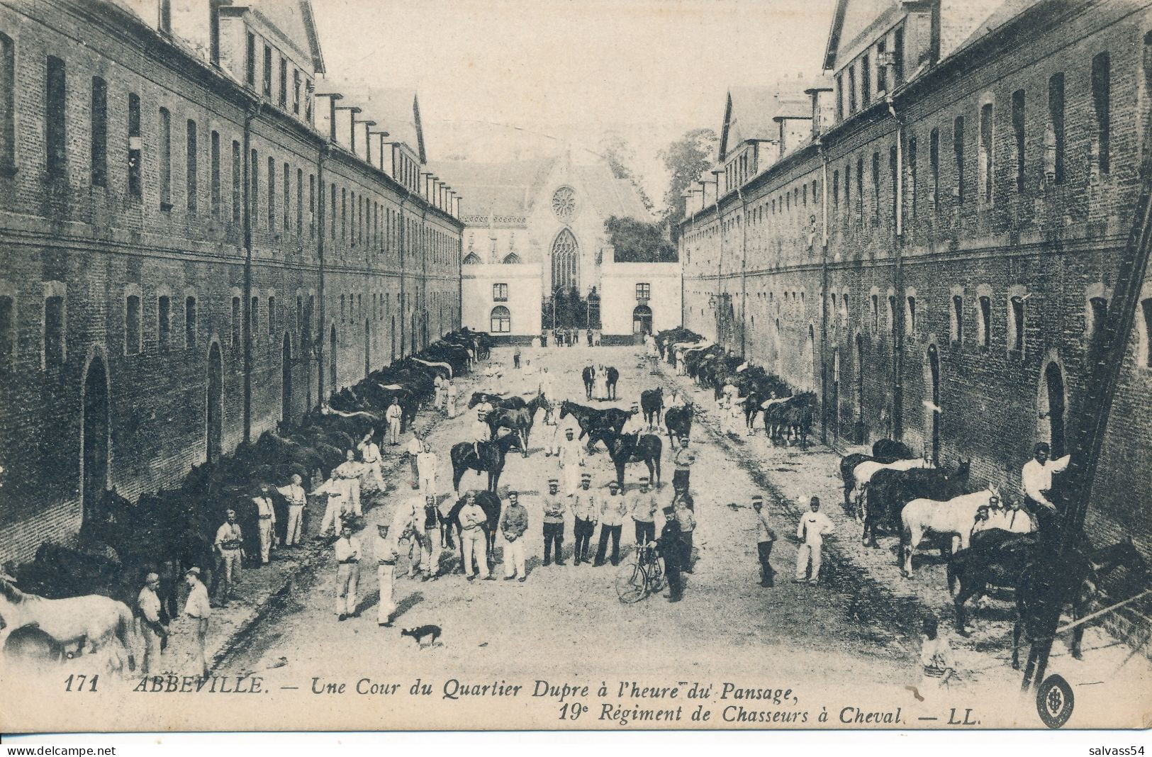 80) ABBEVILLE : Cour Du Quartier Dupré à L'heure Du Pansage - 19e Régiment De Chasseurs à Cheval - Abbeville