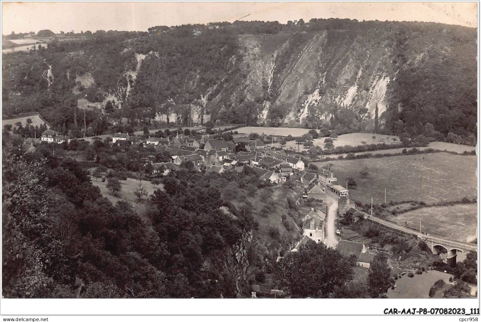 CAR-AAJP8-72-0730 - SAINT-LEONARD-DES-BOIS - Entrée Du Bourg Par La Route De Fresnay-sur-Sarthe - Saint Leonard Des Bois