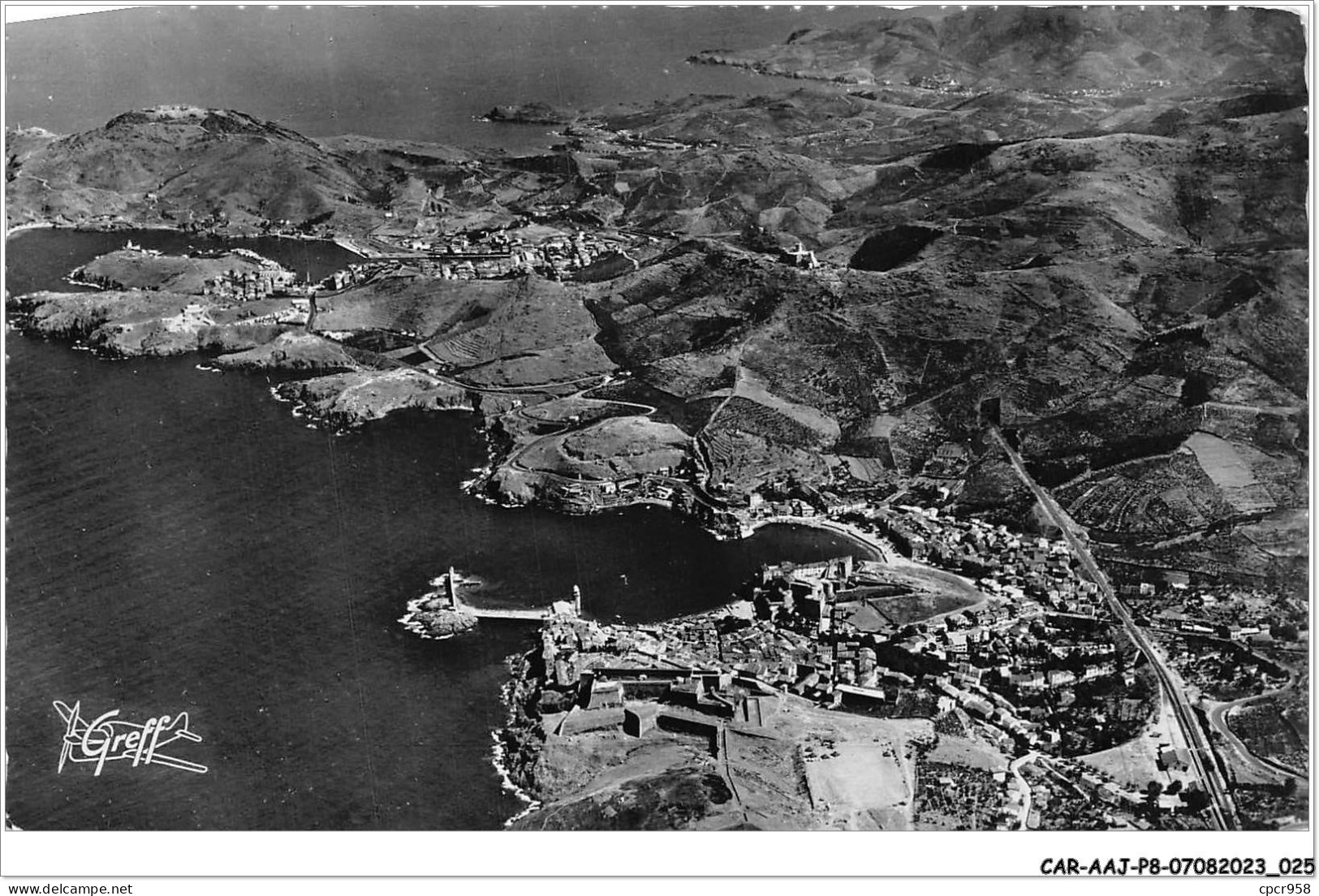 CAR-AAJP8-66-0687 - COLLIOURE - Vue Aérienne - La Ville Et La Côte Vers Port-Vendres Et Banyuls - Collioure