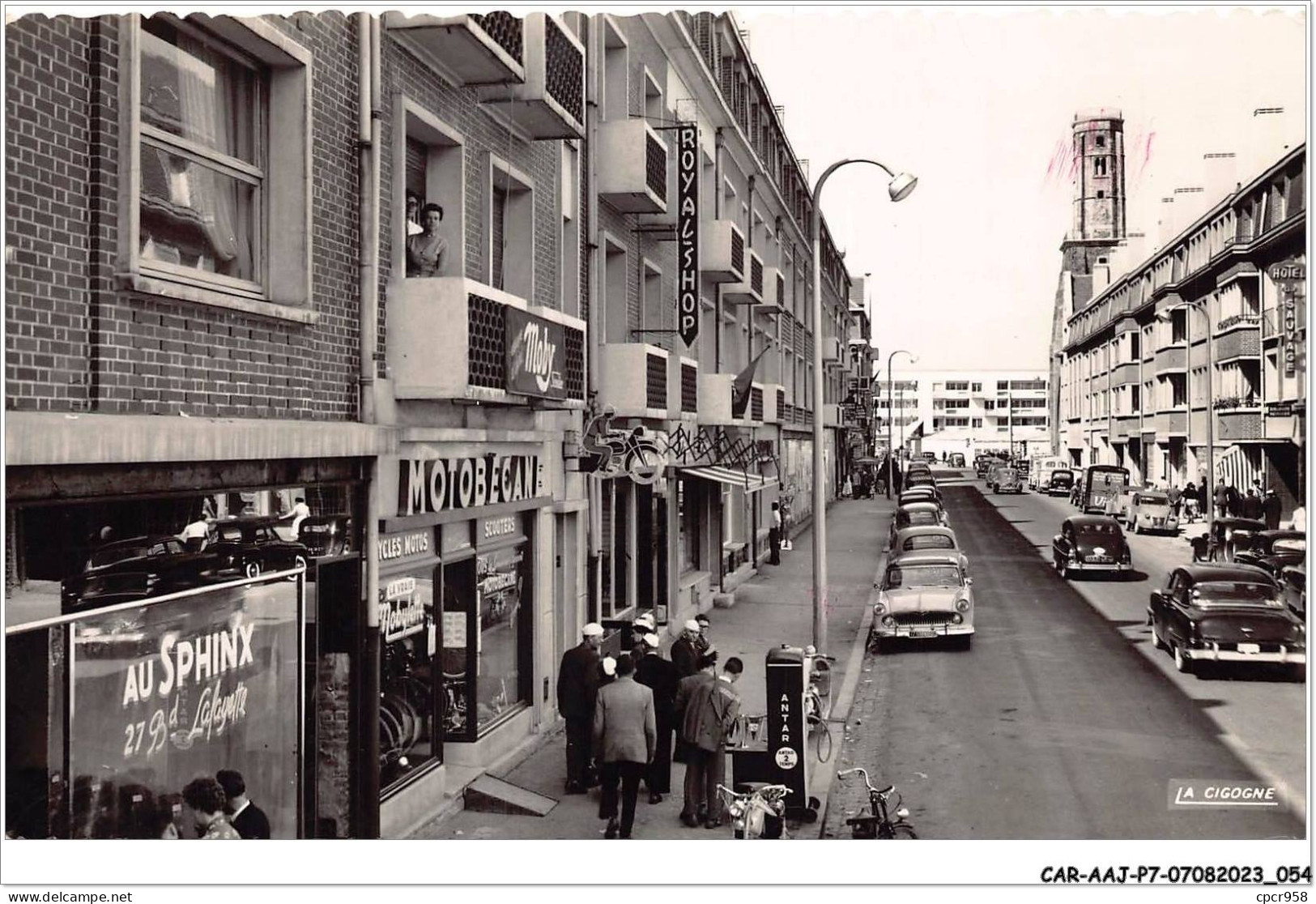 CAR-AAJP7-62-0598 - CALAIS - Rue Royale - Pompe à Essence Antar, Au Sphinx - Calais