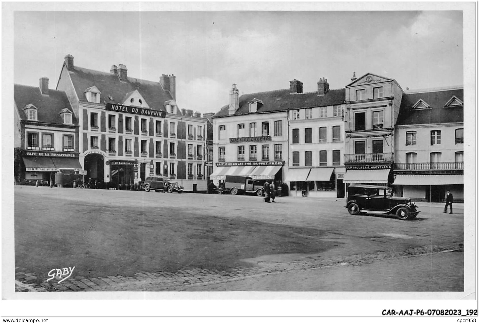 CAR-AAJP6-61-0564 - LAIGLE - Place De La Halle - Hôtel Du Dauphin - L'Aigle