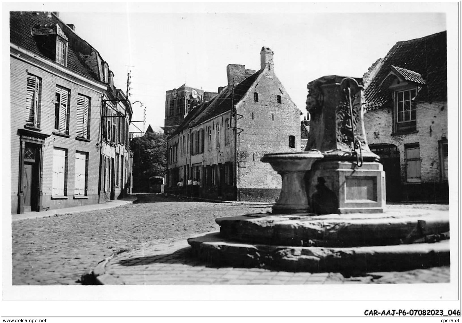 CAR-AAJP6-59-0491 - MONT CASSEL - Une Vieille Fontaine - Au Fond, La Tour De L'église - Cassel