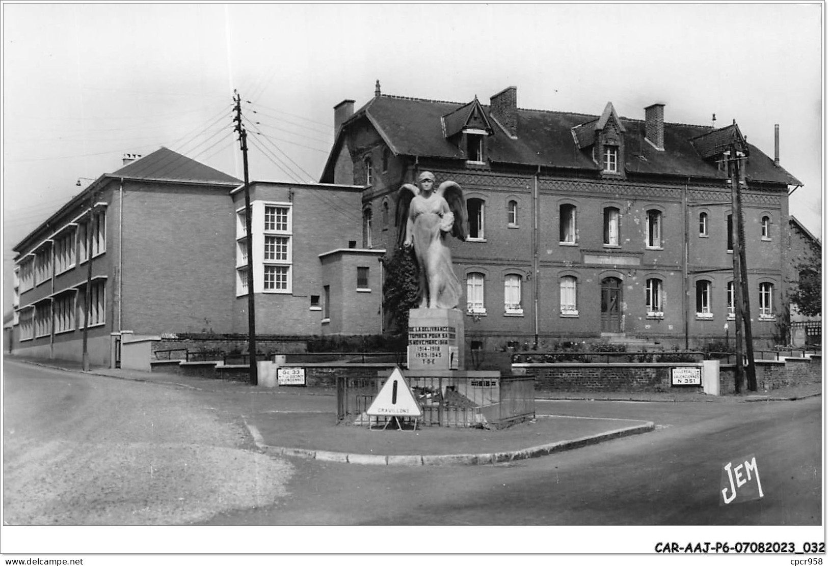 CAR-AAJP6-59-0484 - BERLAIMONT - Pensionnat Municipal De Garçons - Monument Aux Morts - Berlaimont