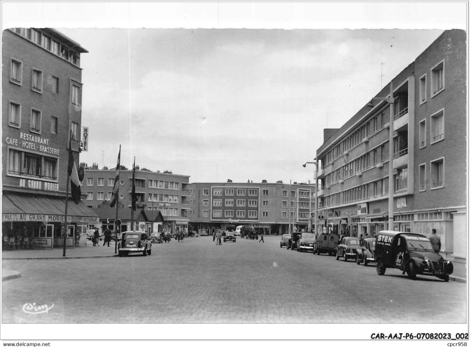 CAR-AAJP6-59-0469 - DUNKERQUE - Rue Clémenceau, Vers La Place Jean Bart - Voitures, Restaurant  - Dunkerque