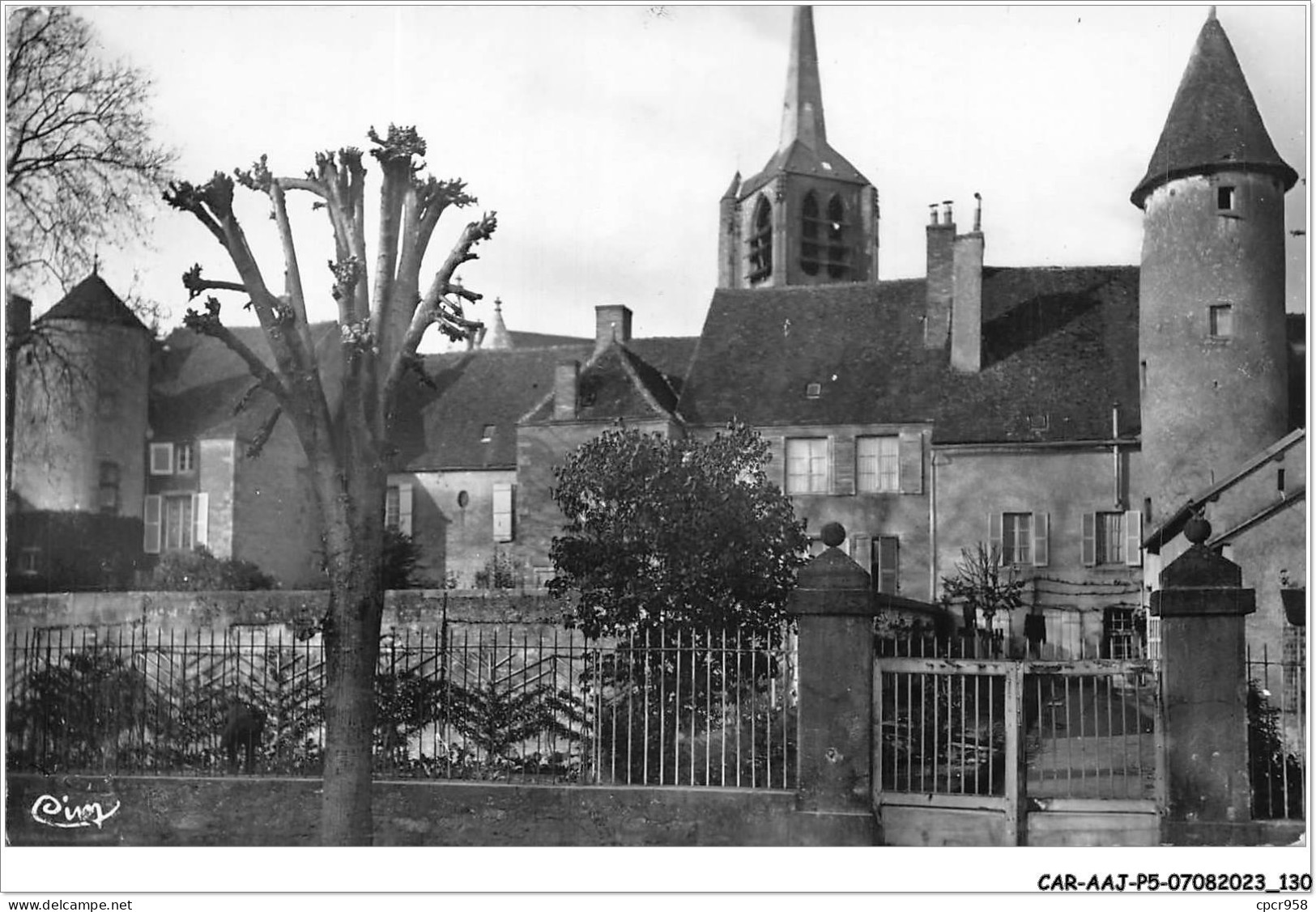 CAR-AAJP5-58-0441 - MOULIN-ENGILBERT - Clocher Et Tour De La Maison Salonyer - Moulin Engilbert