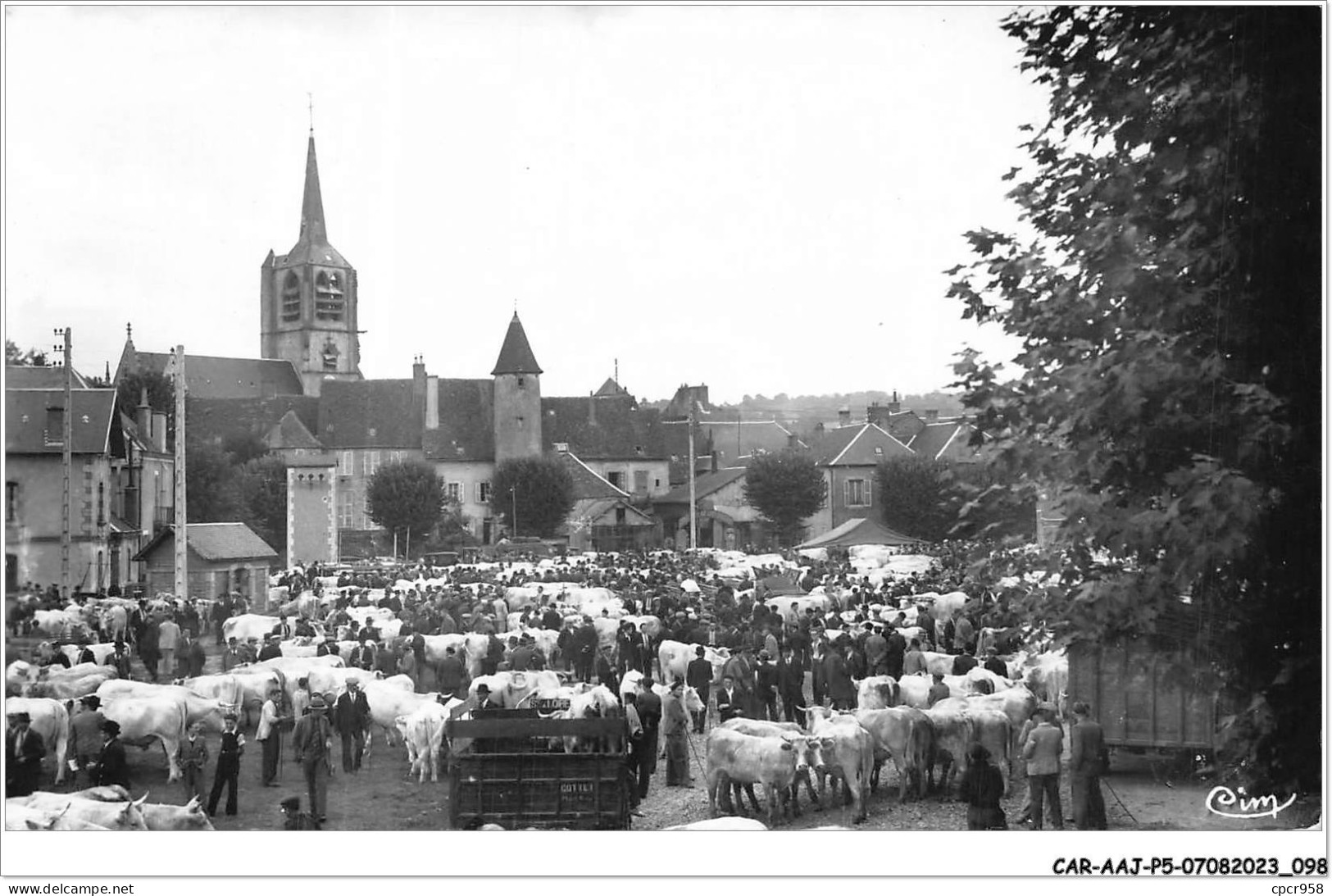 CAR-AAJP5-58-0425 - MOULINS-ENGILBERT - Un Jour De Foire - Moulin Engilbert