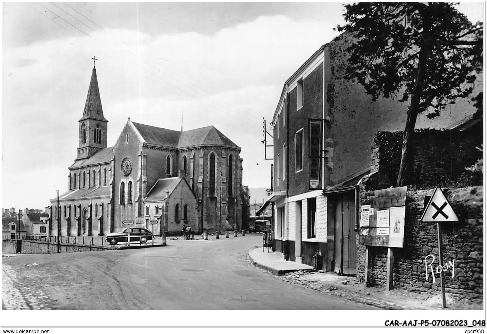 CAR-AAJP5-56-0400 - LA ROCHE-BERNARD - La Place De L'église Et La Route De Nantes - La Roche-Bernard