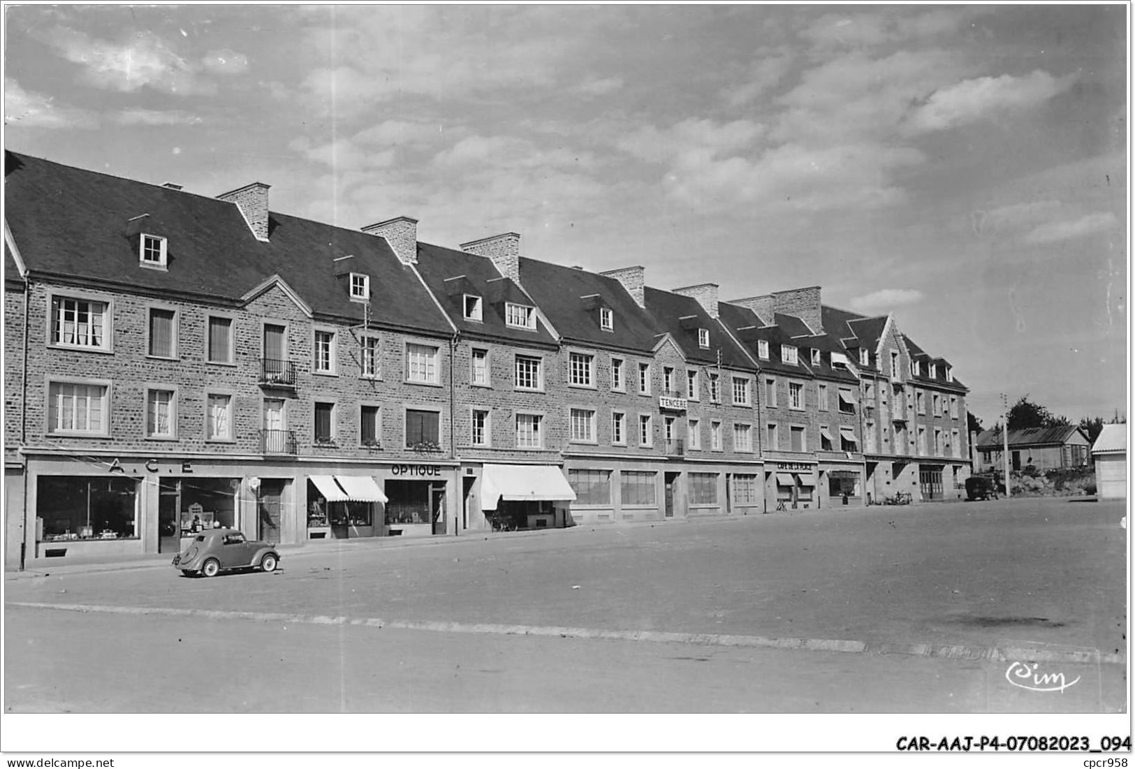 CAR-AAJP4-50-0327 - ST-HILAIRE-DU-HARCOUET - Place Louis-Delaporte - Saint Hilaire Du Harcouet