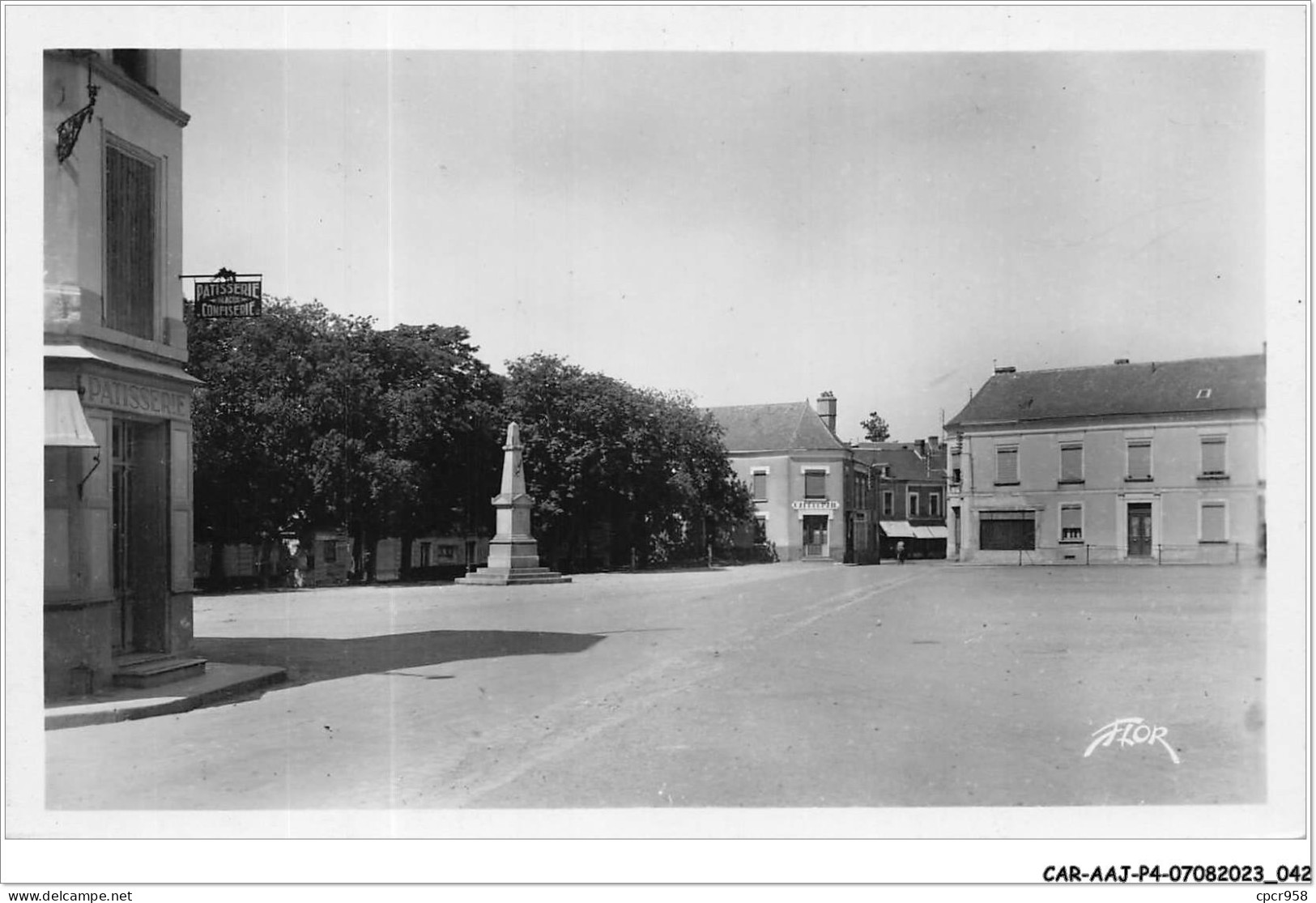 CAR-AAJP4-49-0301 - VIHIERS - La Place Et Le Monument Aux Morts De 1870 - Sonstige & Ohne Zuordnung