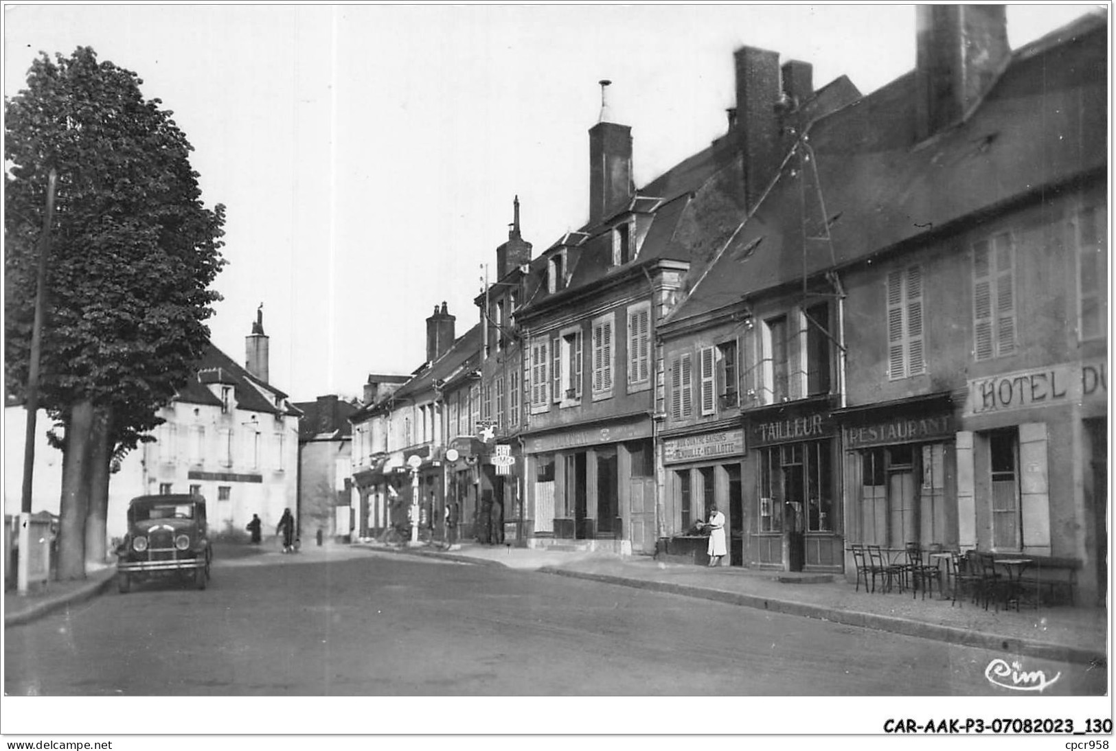 CAR-AAKP3-58-0307 - MOULIN-ENGILBERT - Place Boucaumont - Commerces - Moulin Engilbert