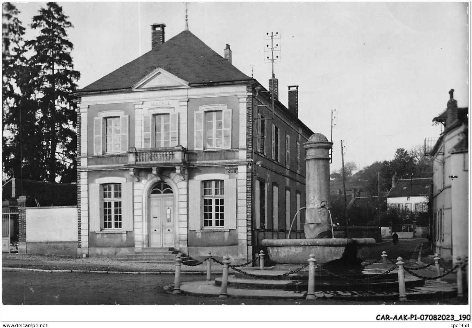 CAR-AAKP1-89-0096 - BUSSY-EN-OTHE - Fontaine Et Mairie - Sonstige & Ohne Zuordnung