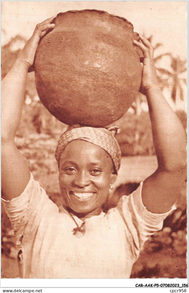 CAR-AAKP5-CAMEROUN-0547 - Femme Portant Une Marmite - Kameroen