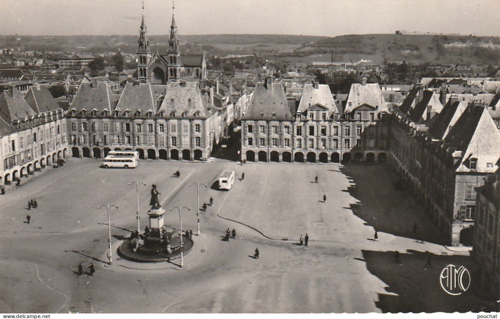 WA 18-(08) CHARLEVILLE - LA PLACE DUCALE - VUE PANORAMIQUE - AUTOBUS - EDIT. ATMO , MEZIERES - 2 SCANS - Charleville