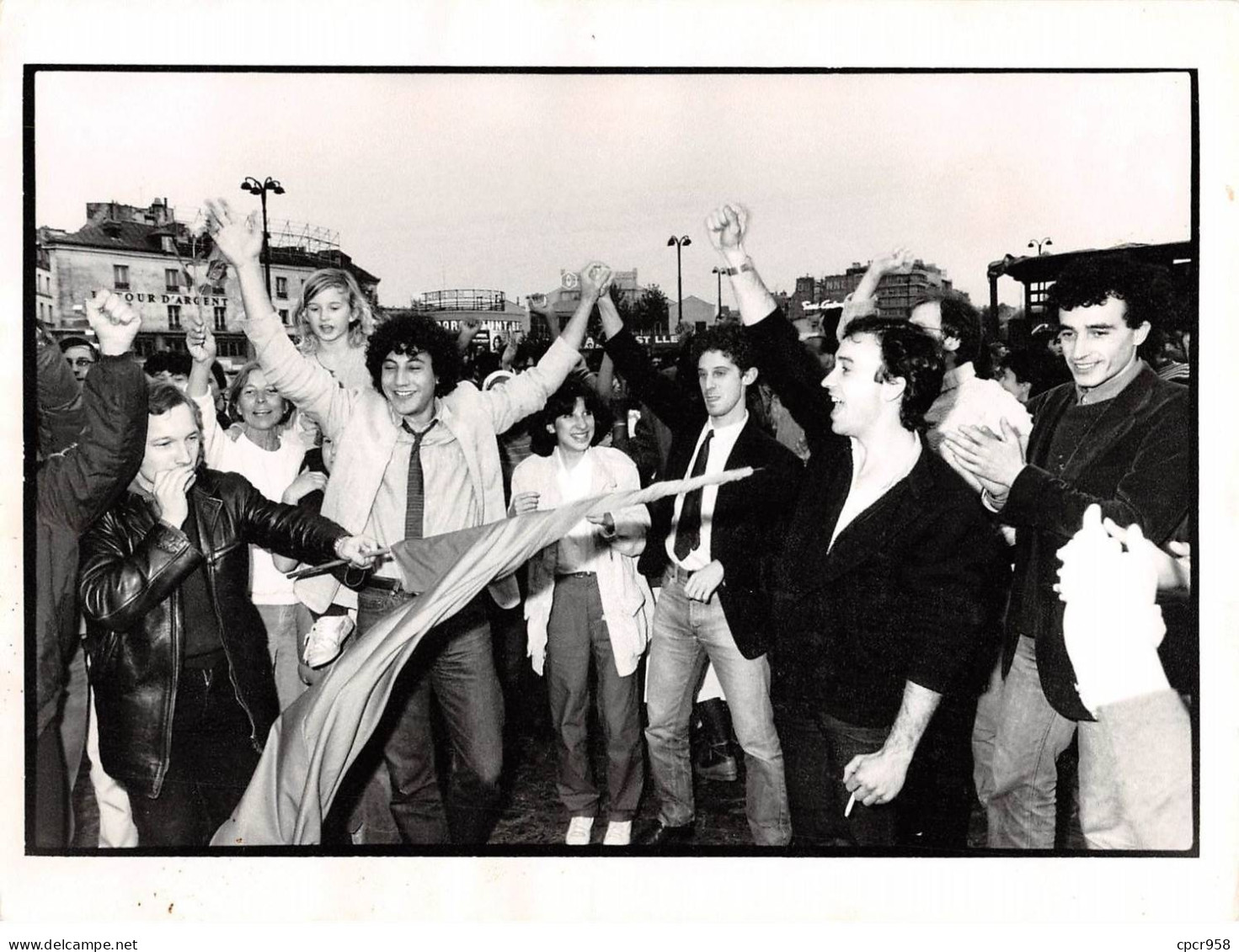 Photo De Presse.AM21126.24x18 Cm Environ.Mai 1981.Place De La Bastille Après L'élection De Mitterrand - Personas Anónimos