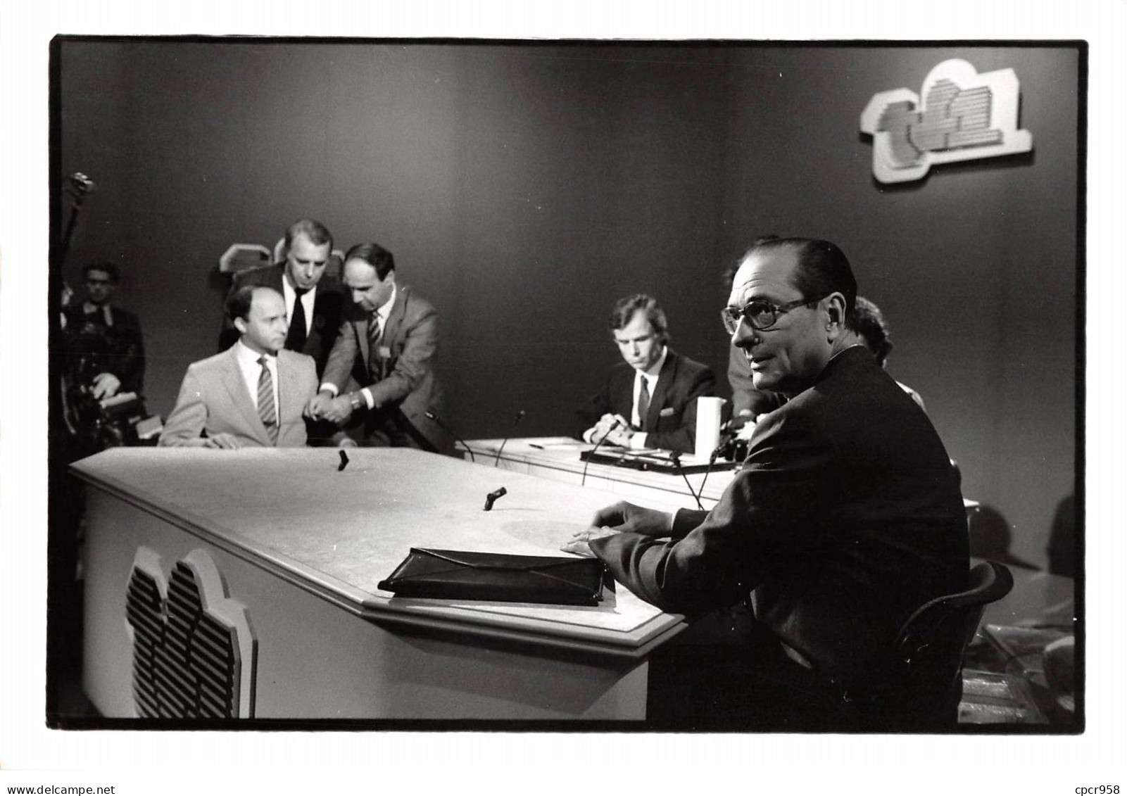 Photo De Presse.AM21124.24x18 Cm Environ.1985.Laurent Fabius.Jacques Chirac.Duel Télévisé - Personas Identificadas