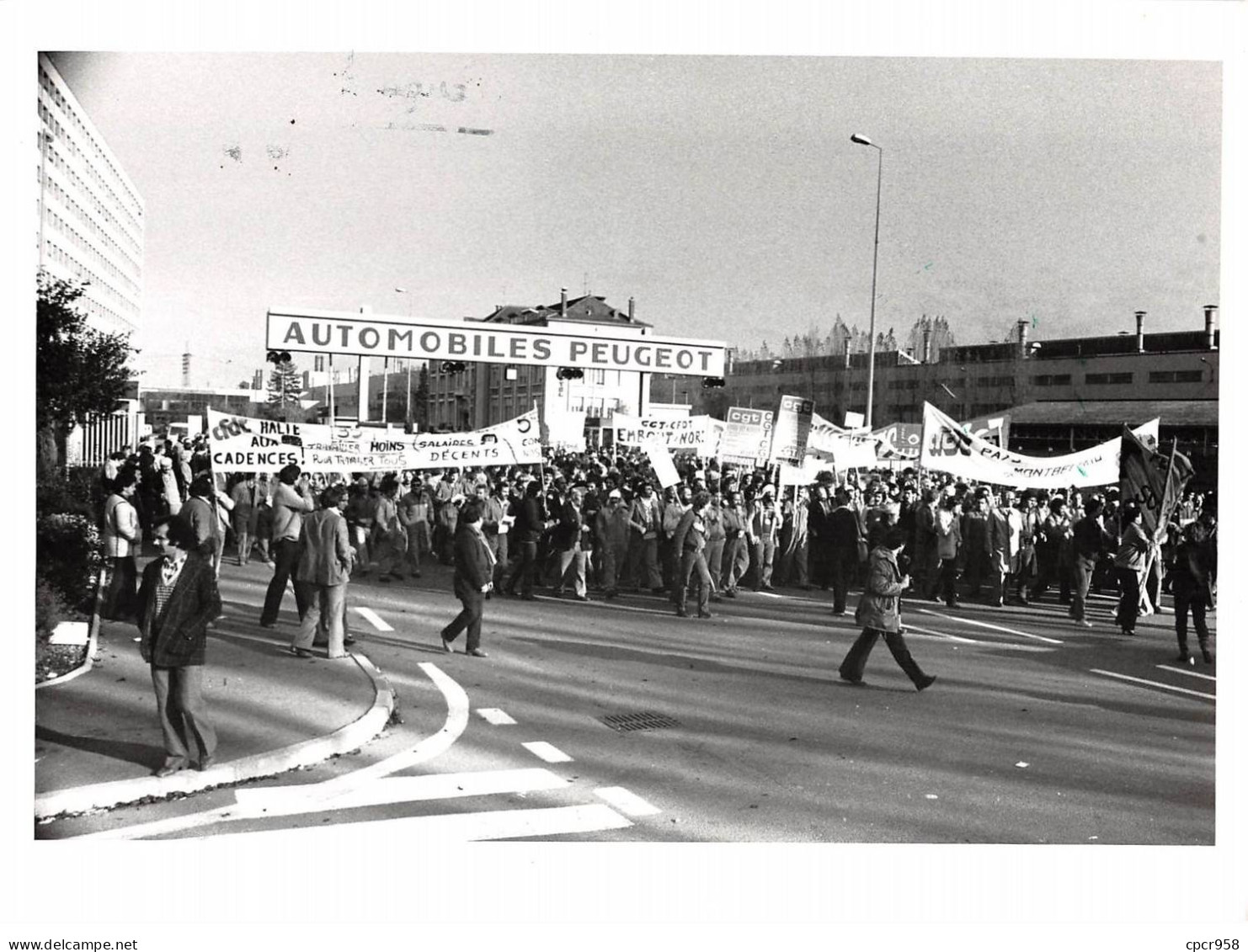 Photo De Presse.AM21047.24x18 Cm Environ.1981.Automobiles Peugeot.Manifestation - Cars