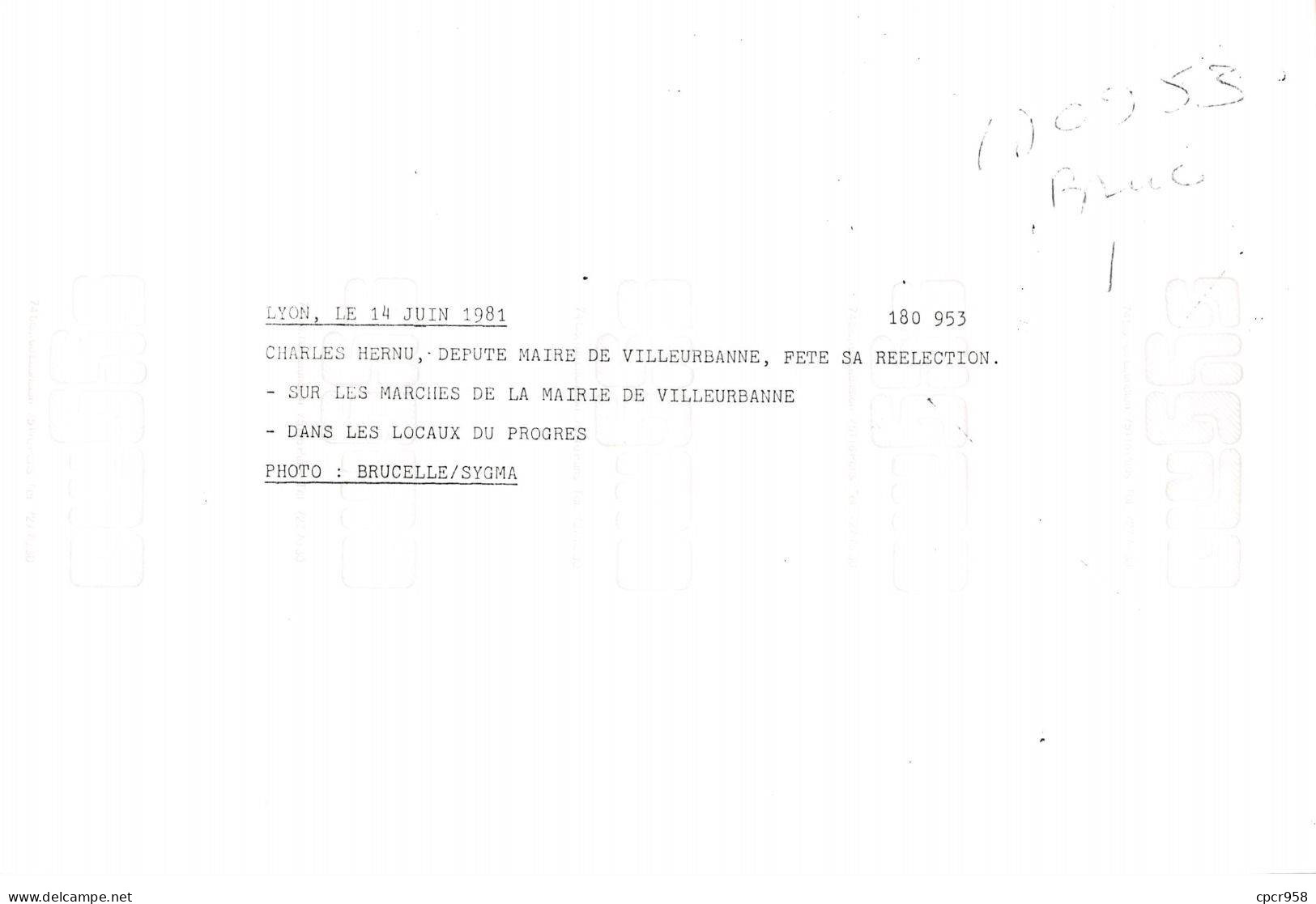 Photo De Presse.AM21318.24x18 Cm Environ.1981.Lyon.Charles Hernu.Réélection - Geïdentificeerde Personen