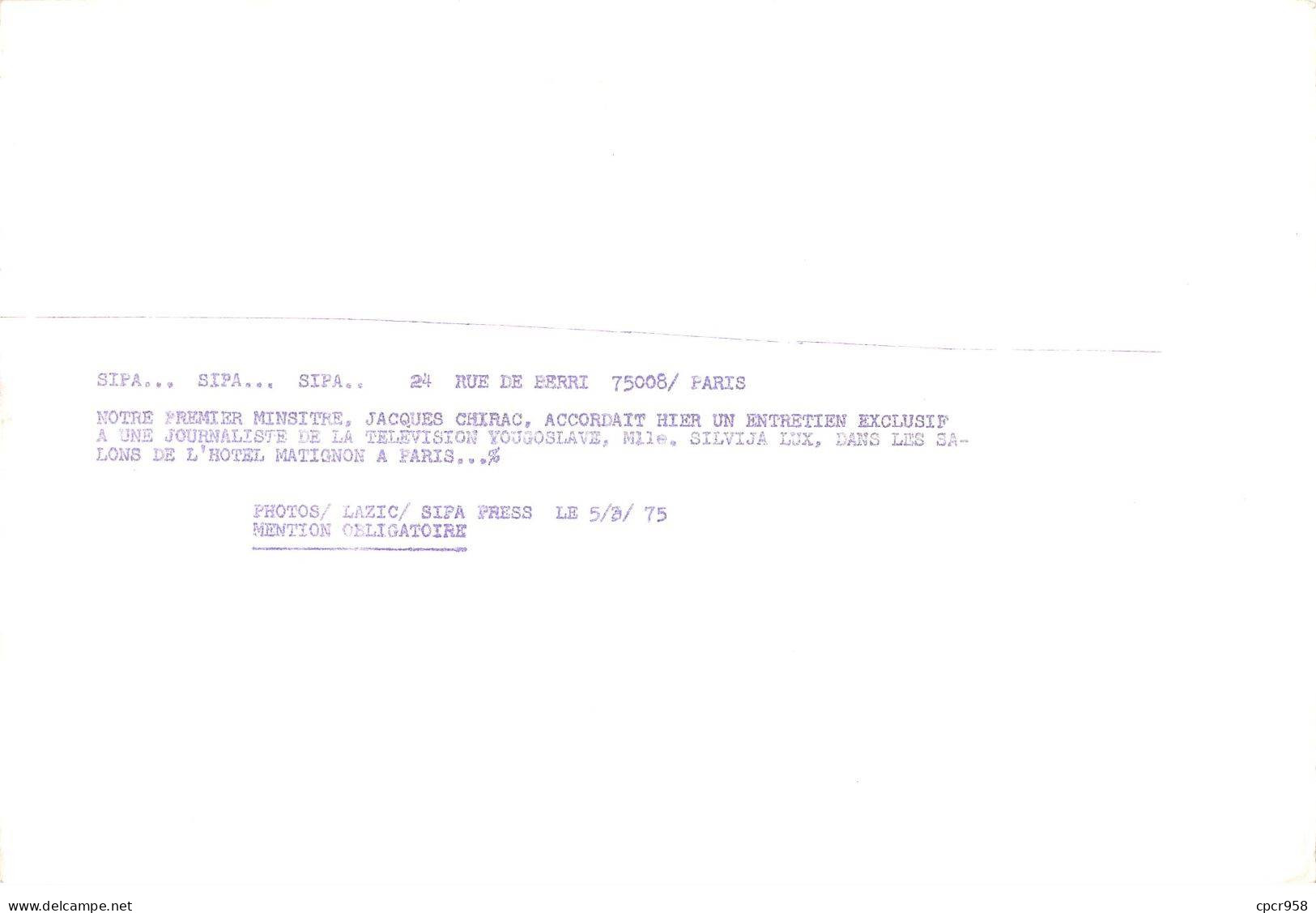 Photo De Presse.AM21311.24x18 Cm Environ.1975.Paris.1 Er Ministre J Chirac.Journaliste Yougoslave Silvija Lux.Matignon - Geïdentificeerde Personen