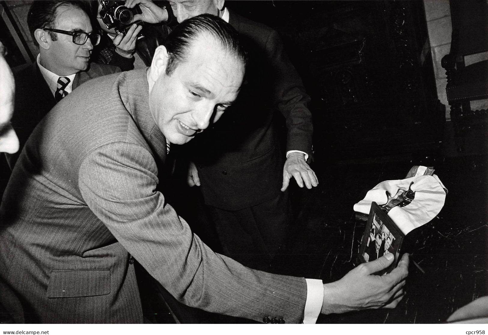 Photo De Presse.AM21307.24x18 Cm Environ.Jacques Chirac - Geïdentificeerde Personen