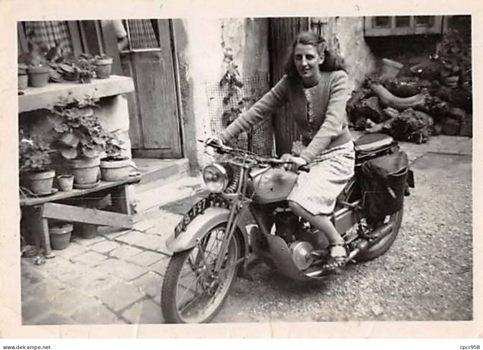 Photographie . Moi10249 .a Identifié Femmes Sur Une Moto  .9 X 6 Cm. - Cars