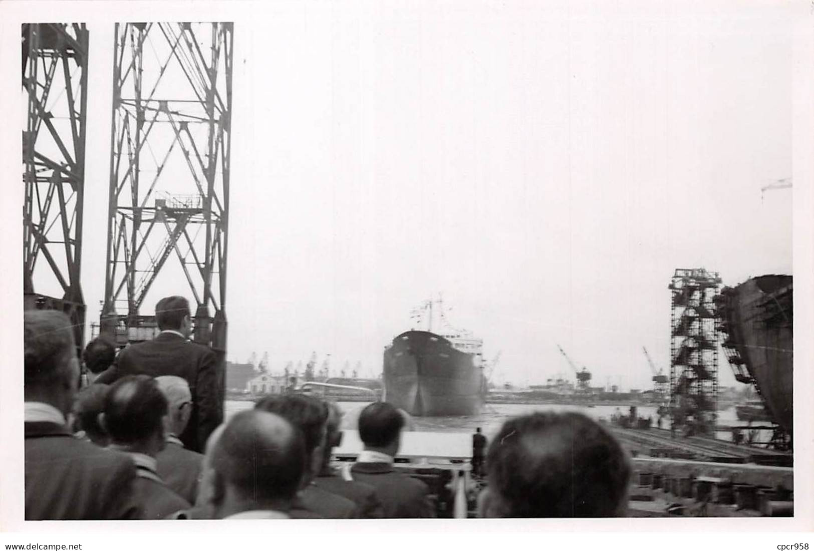 Photographie . Moi10290 .dunkerque 1956 Lancement Du Petrolier Cheverny .18 X 12 Cm. - Schiffe