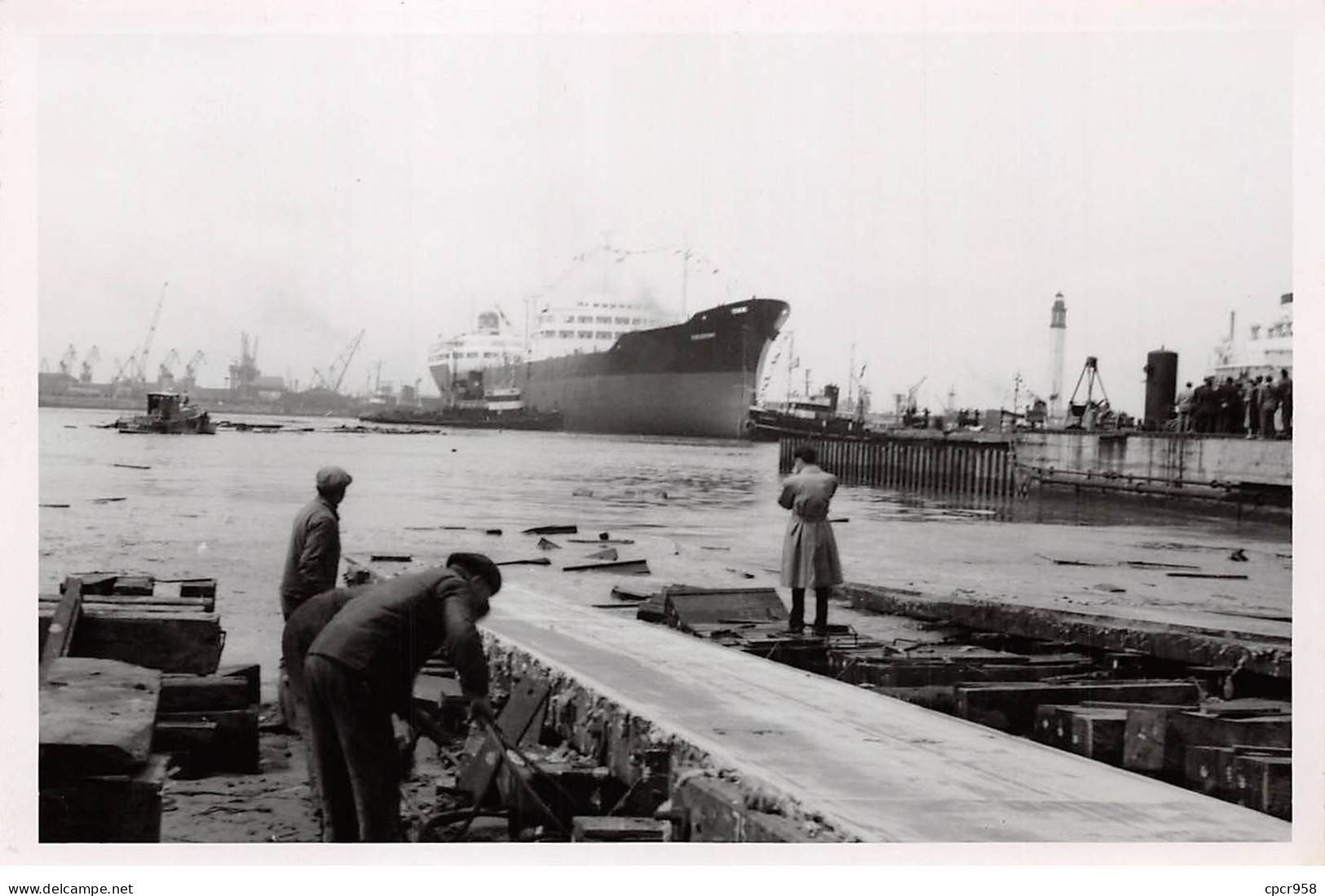 Photographie . Moi10286 .dunkerque 1956 Lancement Du Petrolier Cheverny .18 X 12 Cm. - Schiffe