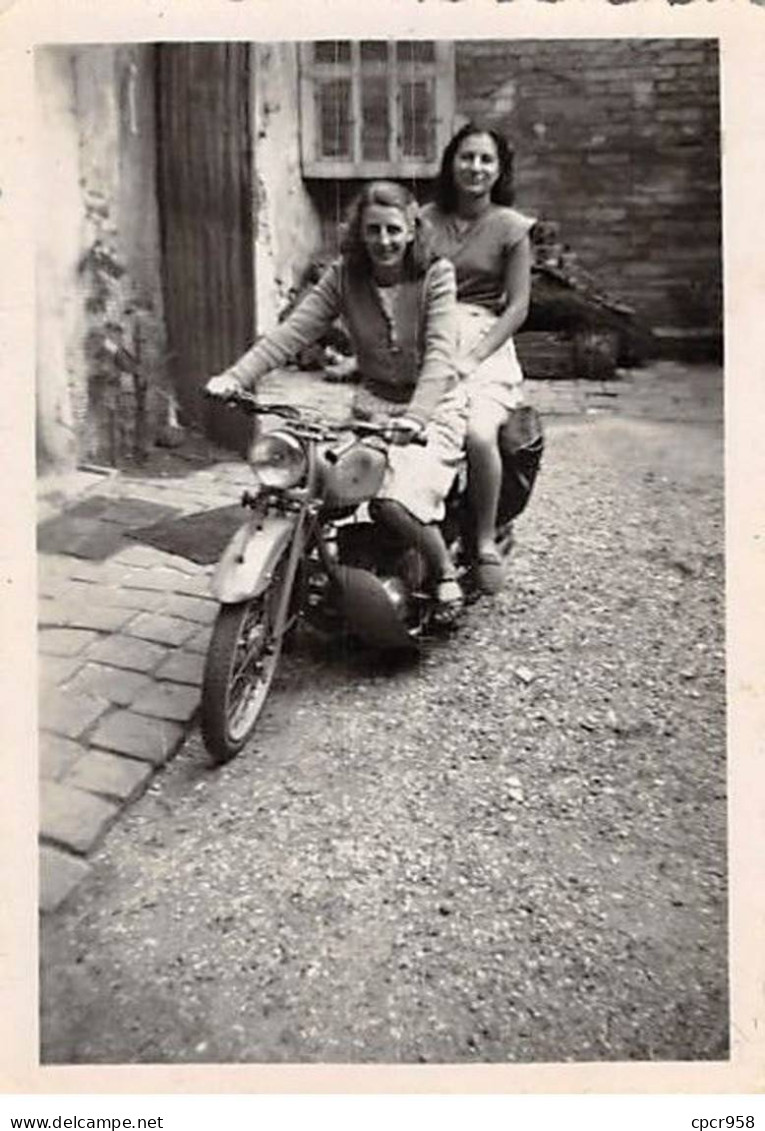 Photographie . Moi10246 .a Identifié 2 Femmes Sur Une Moto  .9 X 6 Cm. - Automobiles