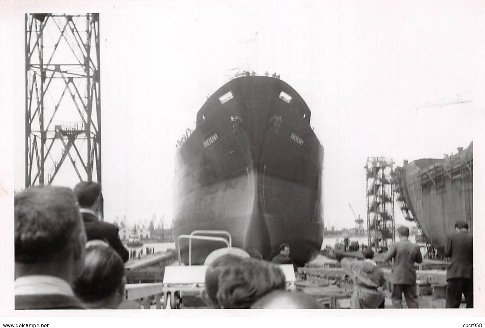 Photographie . Moi10283 .dunkerque 1956 Lancement Du Petrolier Cheverny .18 X 12 Cm. - Schiffe