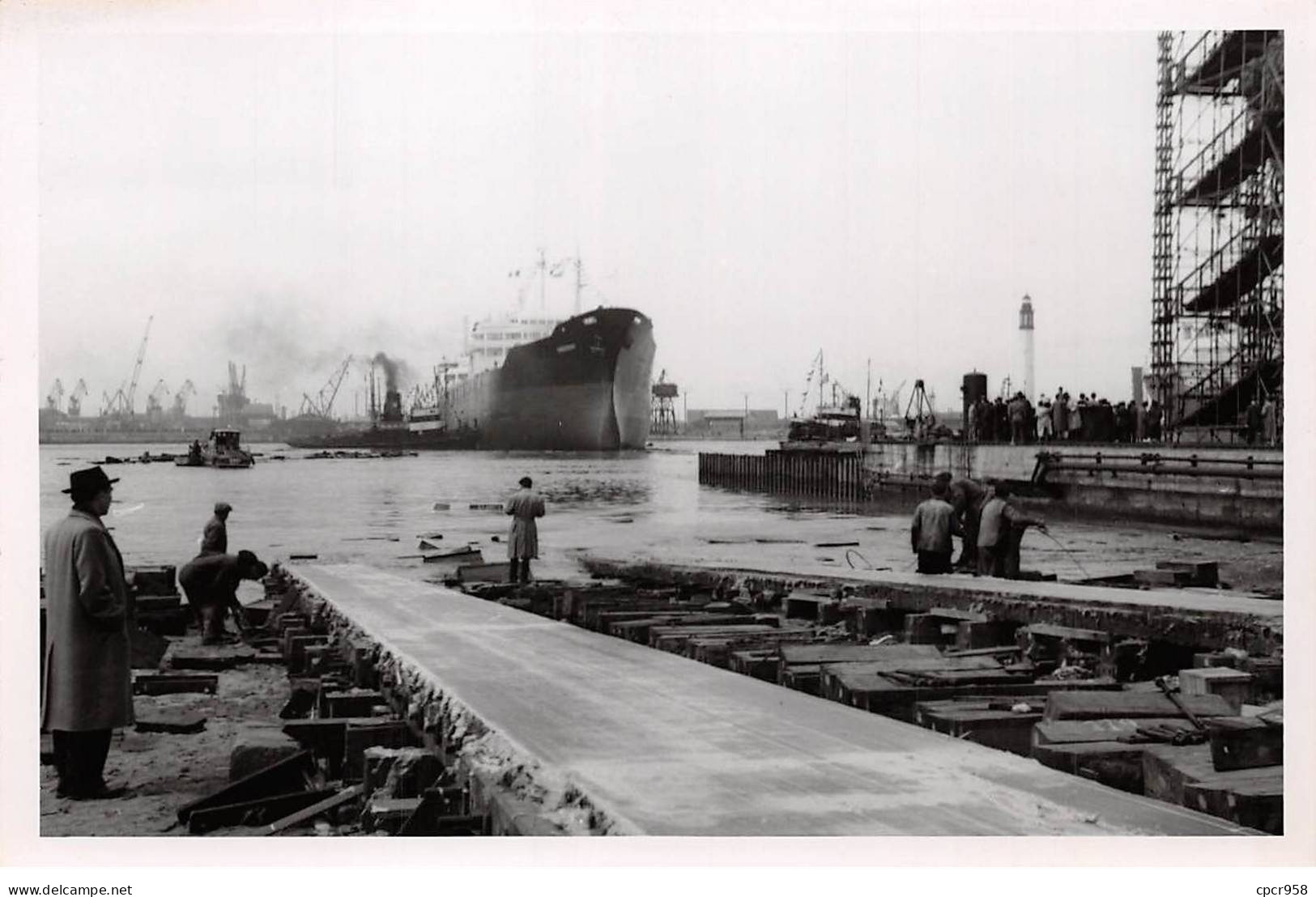 Photographie . Moi10282 .dunkerque 1956 Lancement Du Petrolier Cheverny .18 X 12 Cm. - Schiffe