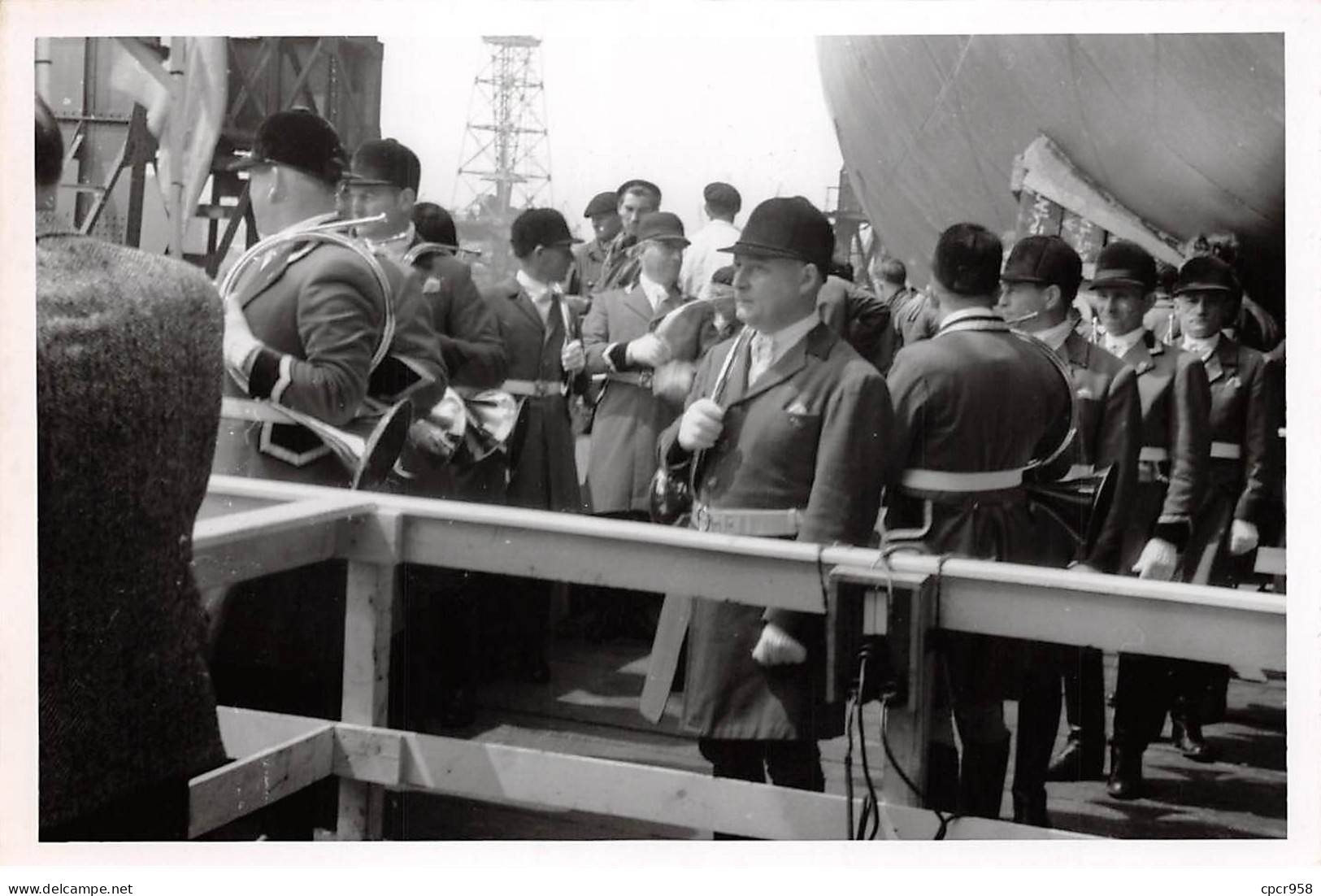 Photographie . Moi10279 .dunkerque 1956 Lancement Du Petrolier Cheverny .18 X 12 Cm. - Schiffe