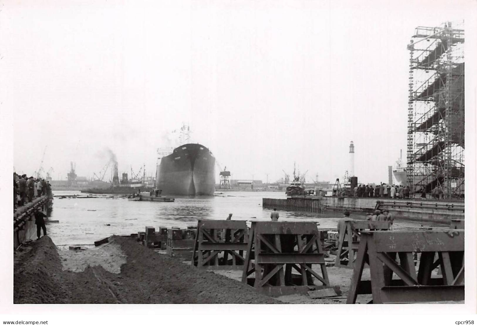 Photographie . Moi10278 .dunkerque 1956 Lancement Du Petrolier Cheverny .18 X 12 Cm. - Schiffe