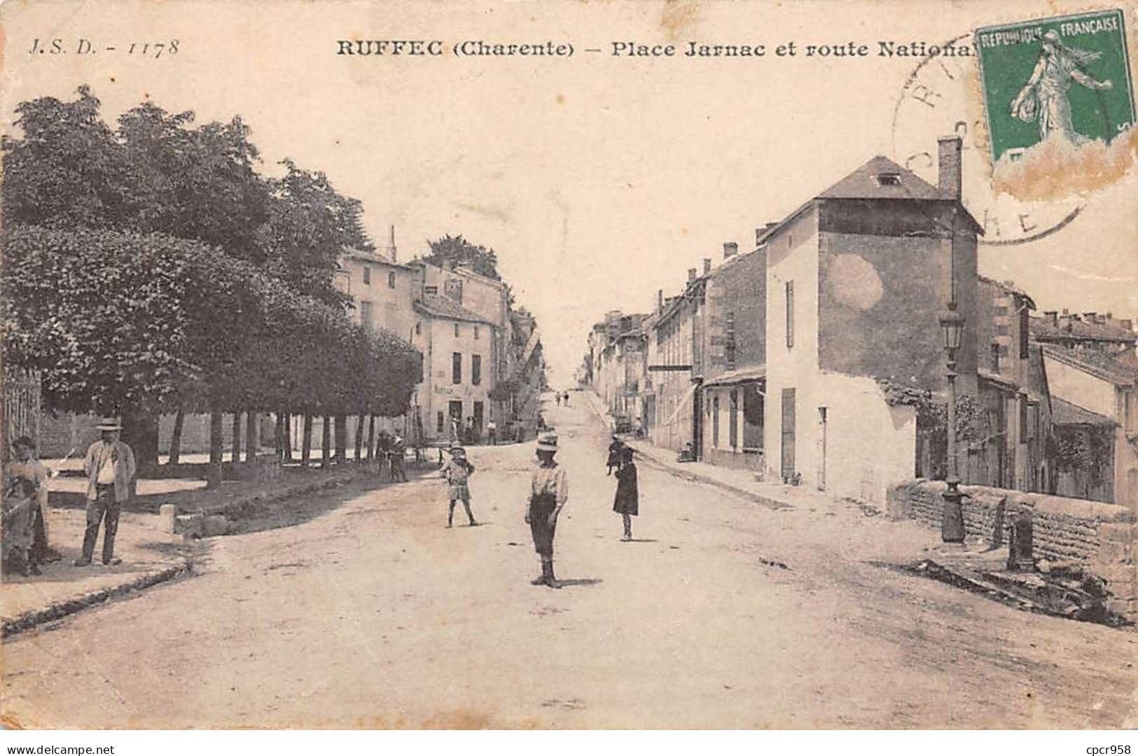 16 - SAN62678 - RUFFEC - Place Jarnac Et Route Nationale - En L'état - Ruffec