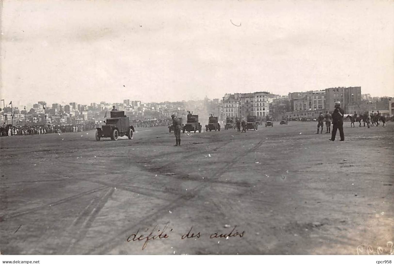 Carte Photo à Localiser - N°86682 - Défilé Des Autos - Véhicules Militaires Sur Une Plage - Carte Photo - To Identify