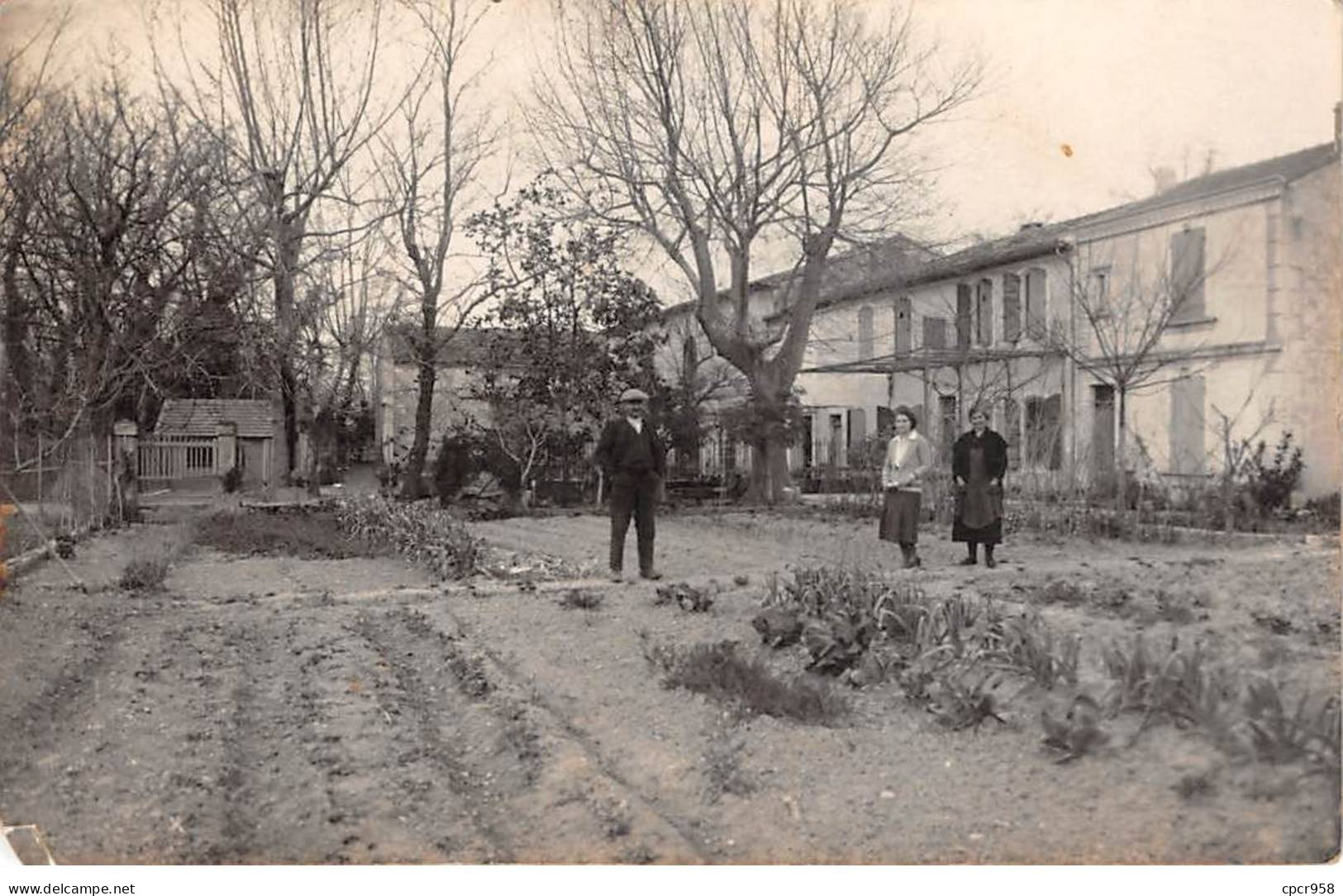 Carte Photo à Localiser - N°86680 - Homme, Et Deux Femmes Dans Un Jardin - Agriculture - Carte Photo - To Identify