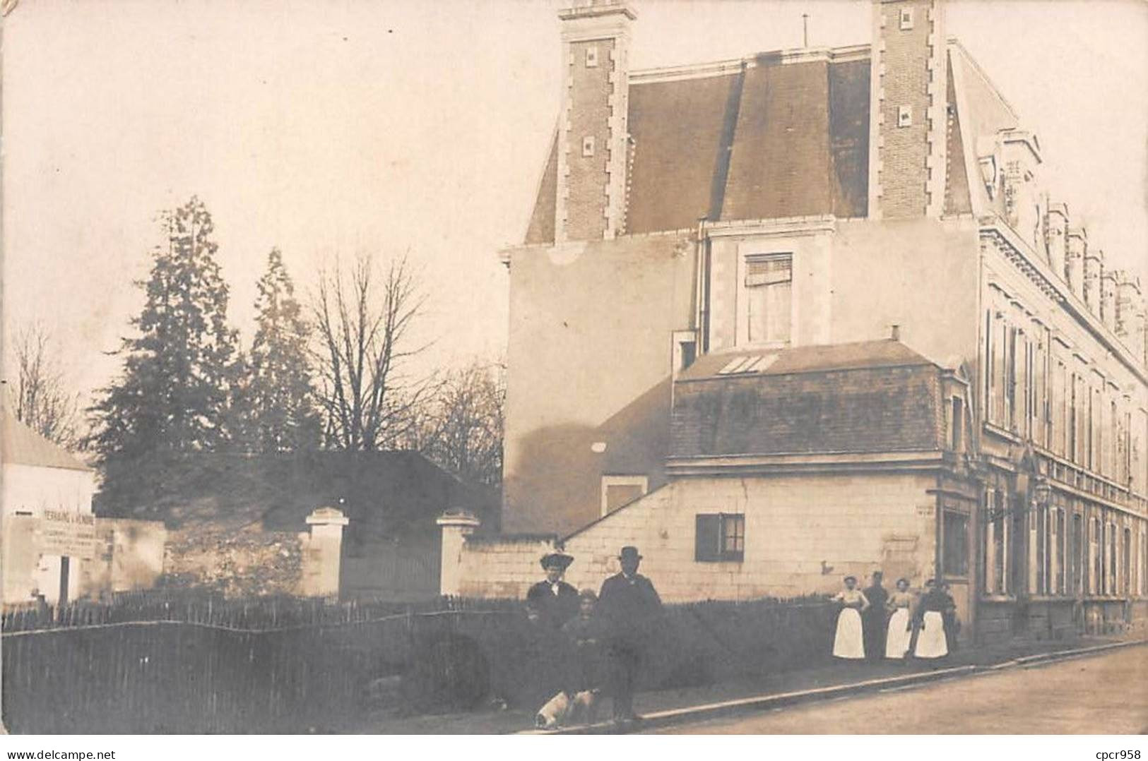 Carte Photo à Localiser - N°86677 - Groupe De Personnes Près D'une Grande Maison - Carte Photo - To Identify