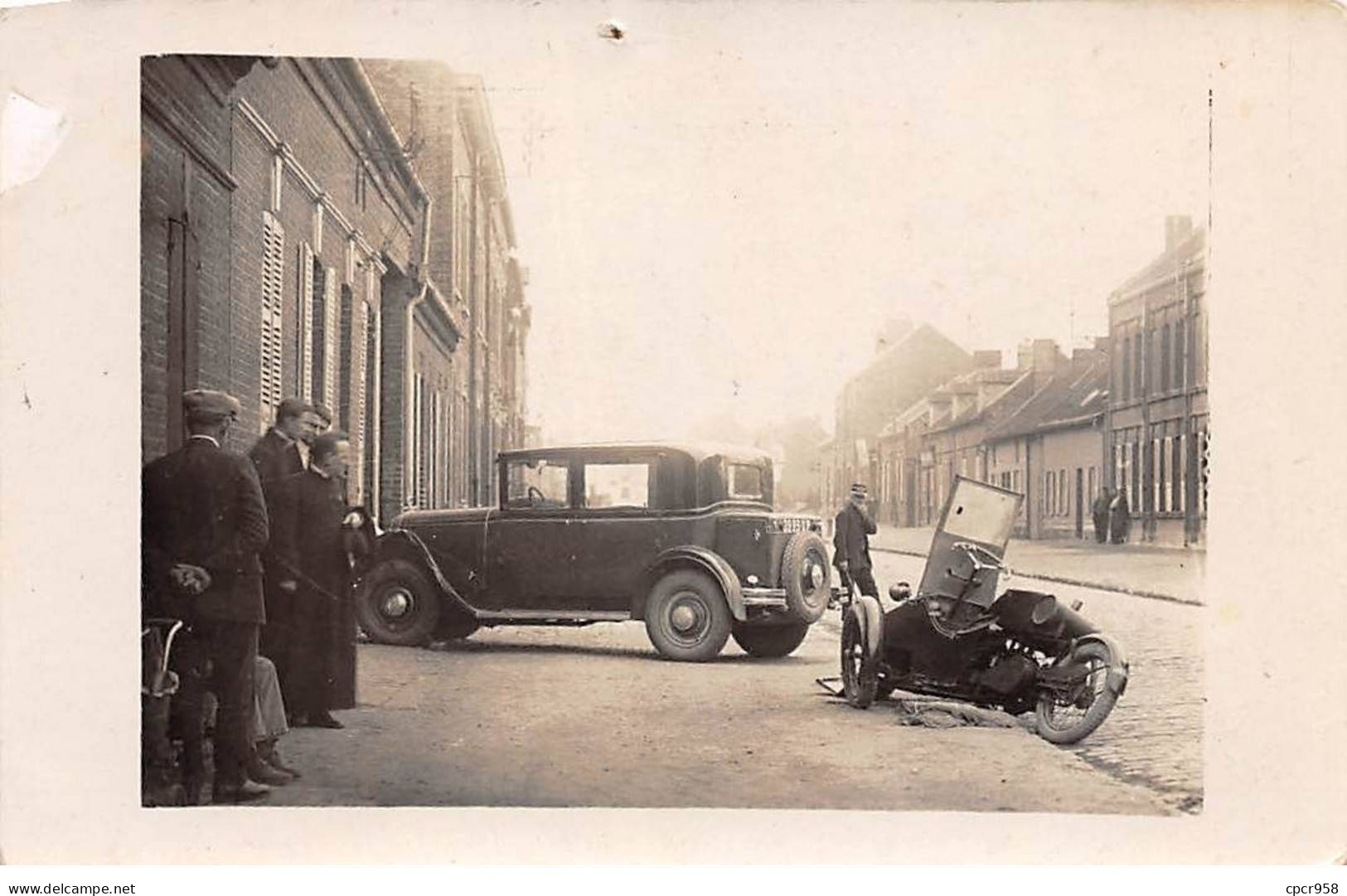 Carte Photo à Localiser - N°86664 - Une Voiture Et Une Moto Accidentée Dans Une Rue - Carte Photo Vendue En L'état - To Identify