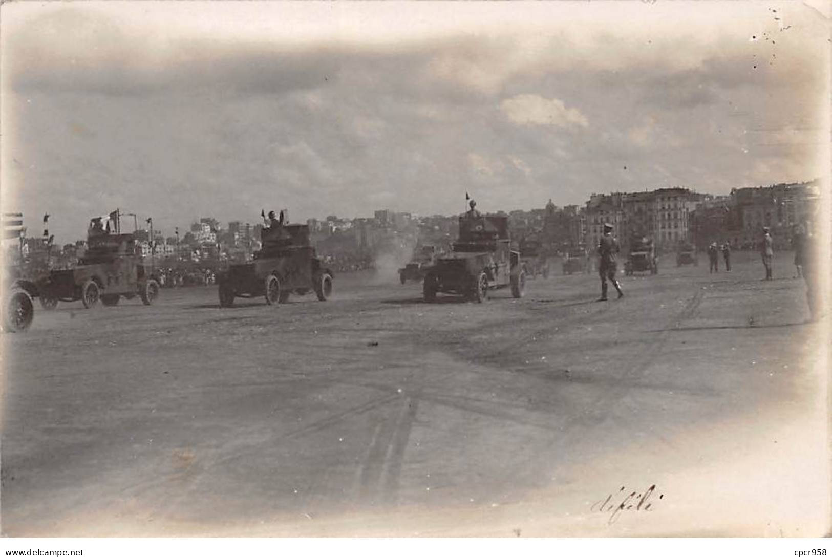 Carte Photo à Localiser - N°86681 - Défilé - Véhicules Militaires Sur Une Plage - Carte Photo - To Identify