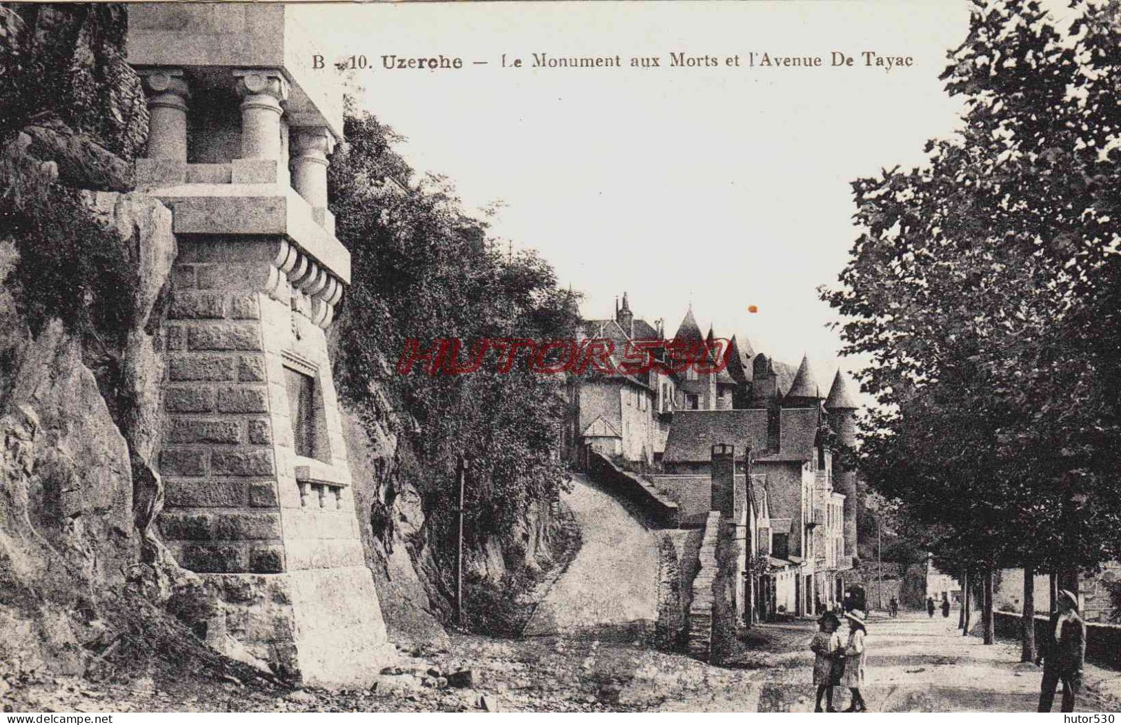 CPA UZERCHE - CORREZE - LE MONUMENT AUX MORTS ET L'AVENUE DE TAYAC - Uzerche