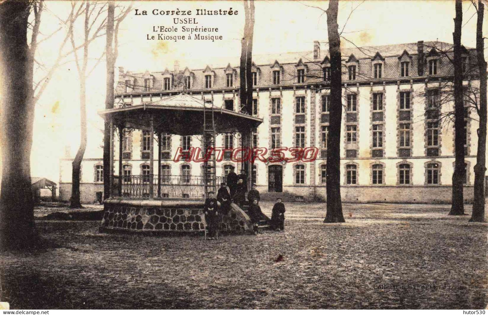 CPA USSEL - CORREZE - L'ECOLE SUPERIRURE ET LE KIOSQUE A MUSIQUE - Ussel