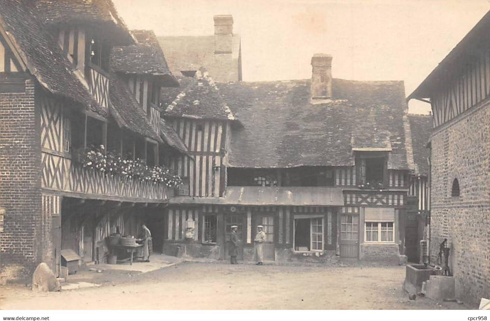 A Identifier - N°90161 - Hommes Et Femmes Dans Une Cour D'une Grande Maison, Avec Un Abreuvoir  - Carte Photo - A Identifier