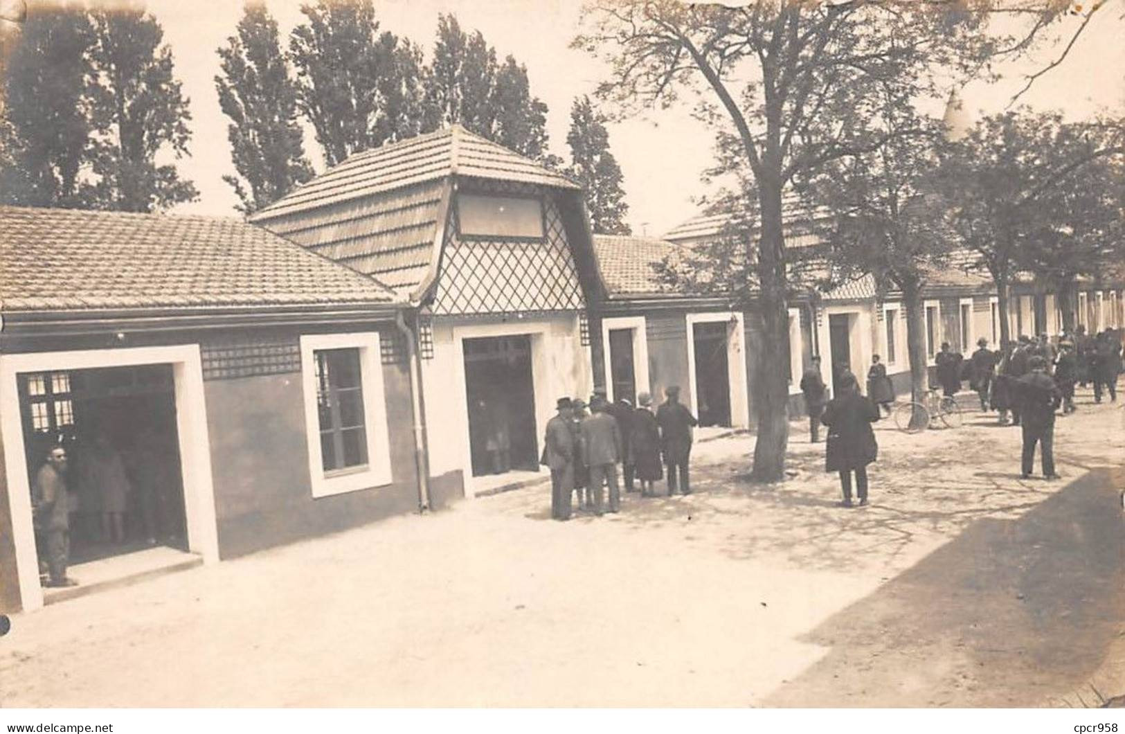 A Identifier - N°90156 - Personnes Devant Des Petits Bâtiments - Carte Photo - A Identifier