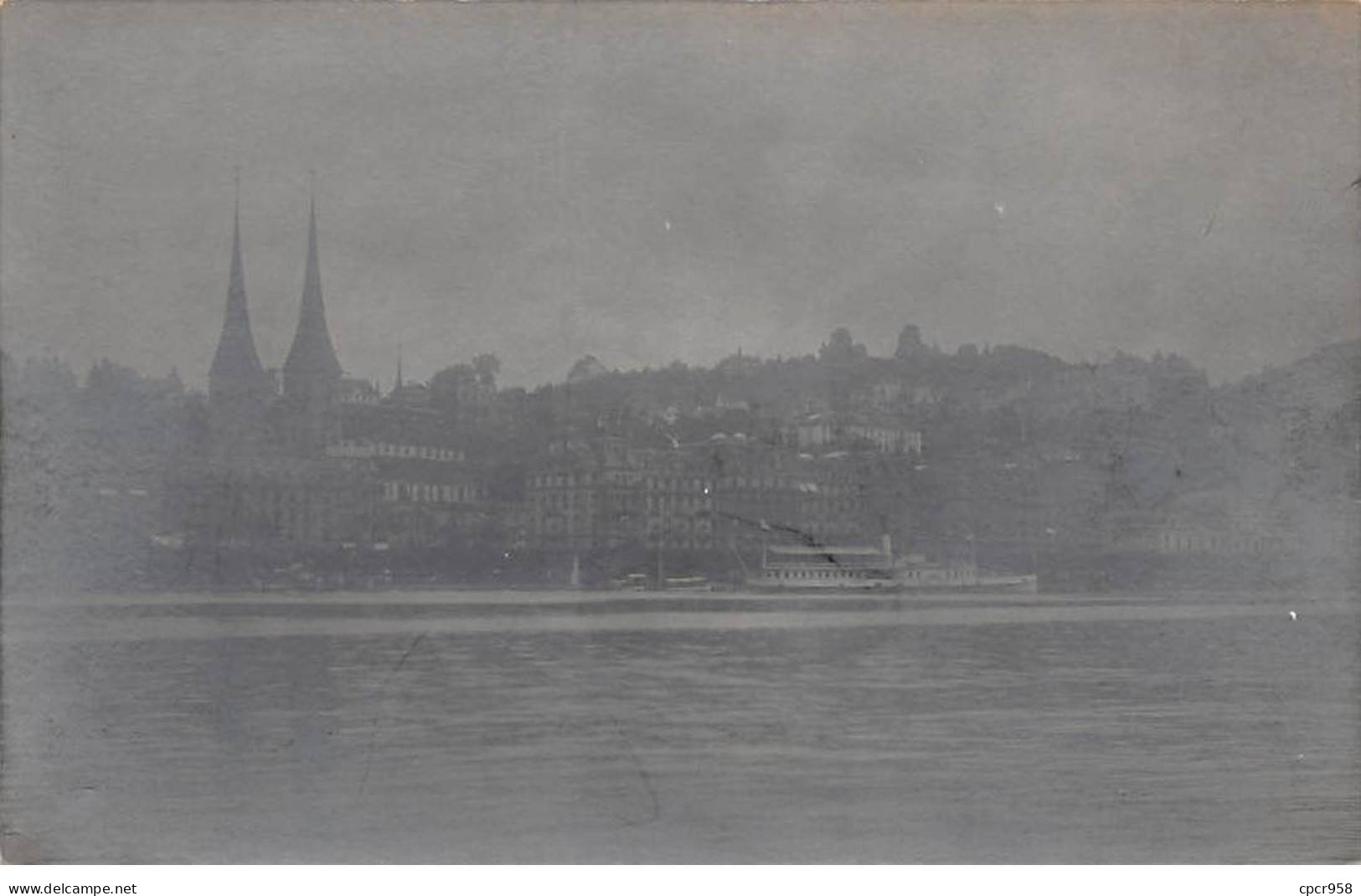 A Identifier - N°90154 - Une Ville Sur Un Rivage Près De L'eau, Un  Bateau Au Fond - Carte Photo - A Identifier