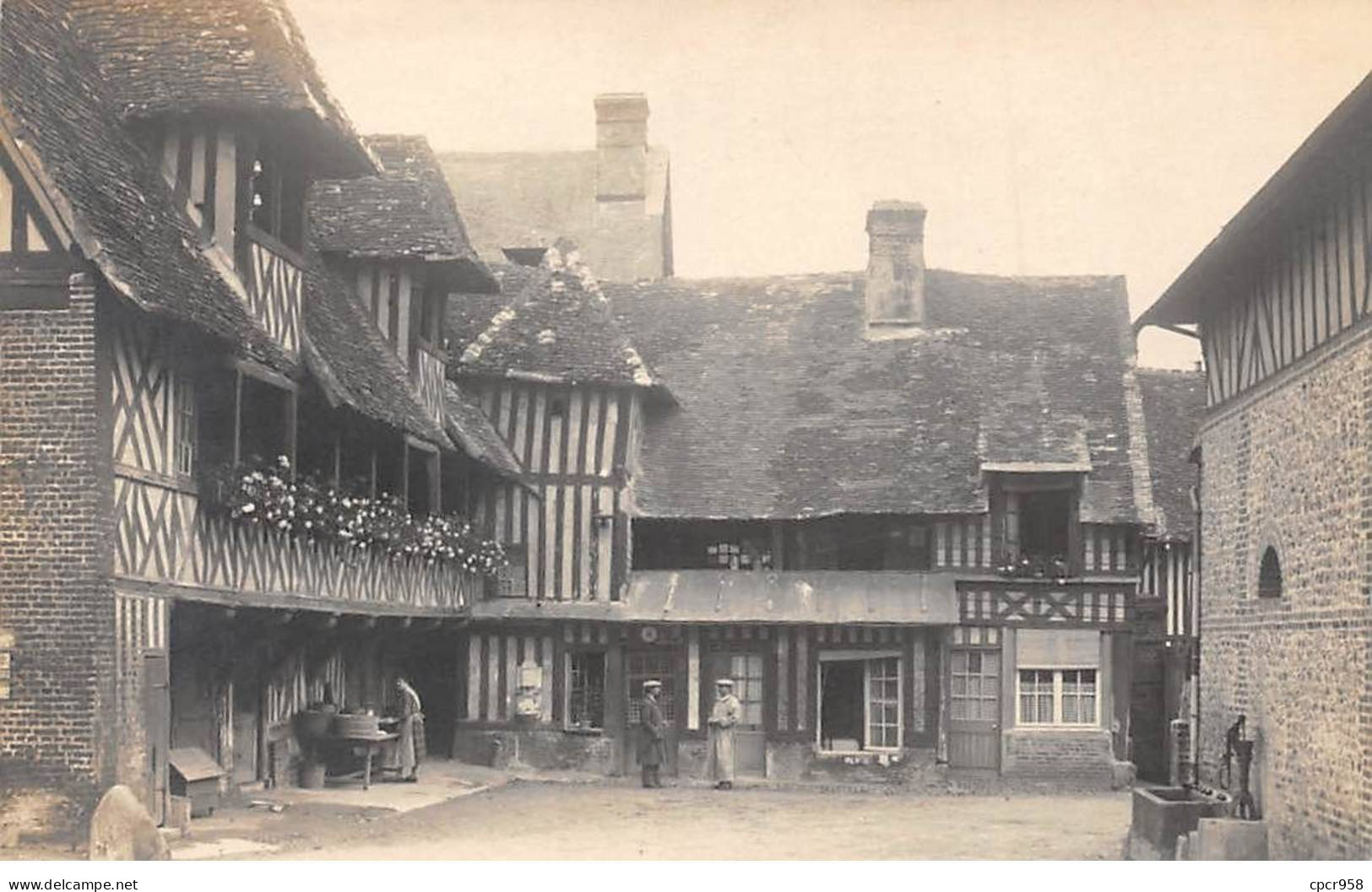 A Identifier - N°90151 - Hommes Et Femmes Dans Une Cour D'une Grande Maison, Avec Un Abreuvoir  - Carte Photo - A Identifier