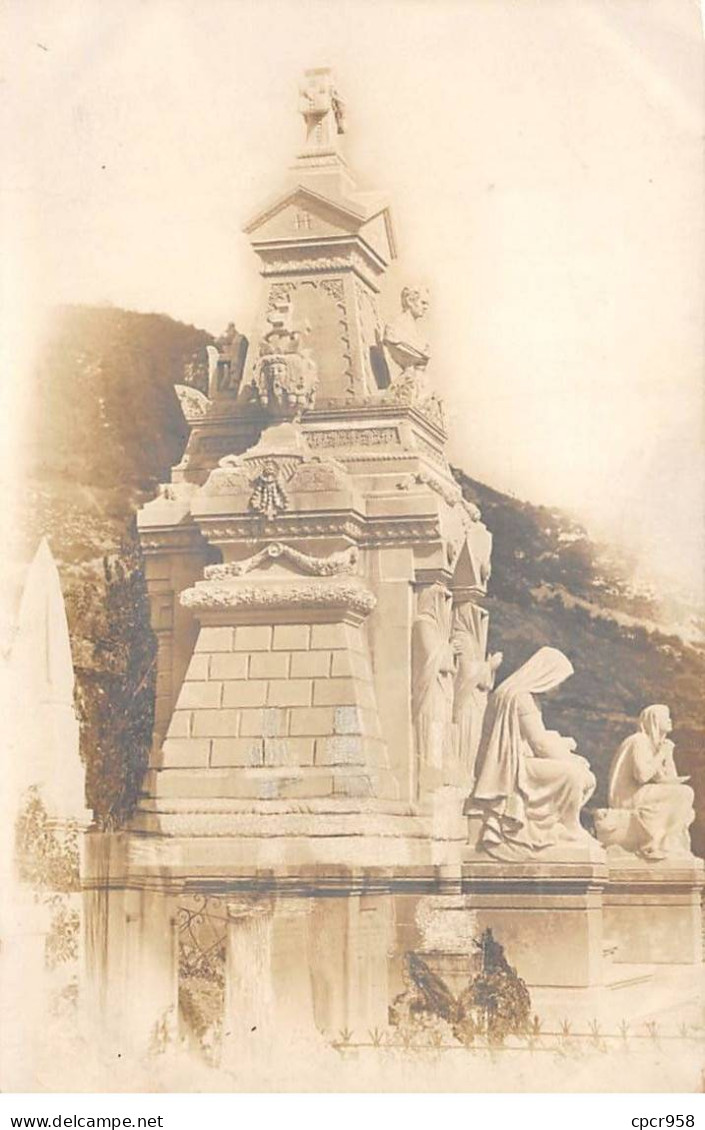 A Identifier - N°90150 - Monument Aux Morts, Avec Des Statues - Carte Photo - To Identify
