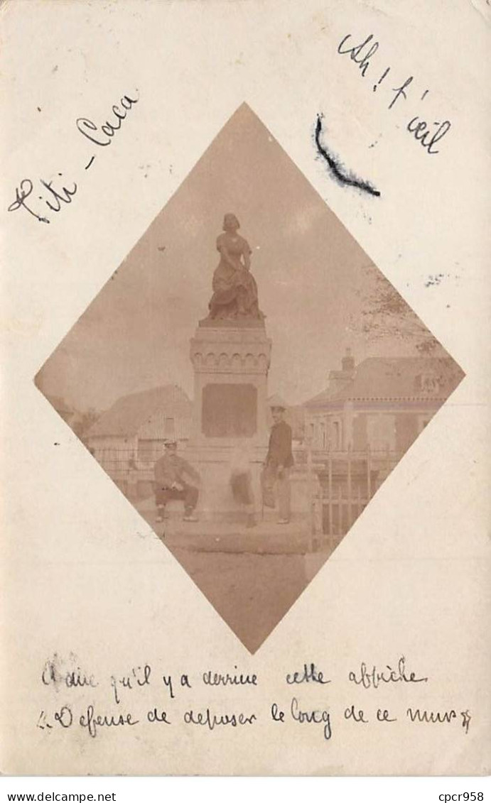 A Identifier - N°90136 - Deux Hommes Au Pied D'une Statue - Carte Photo - To Identify