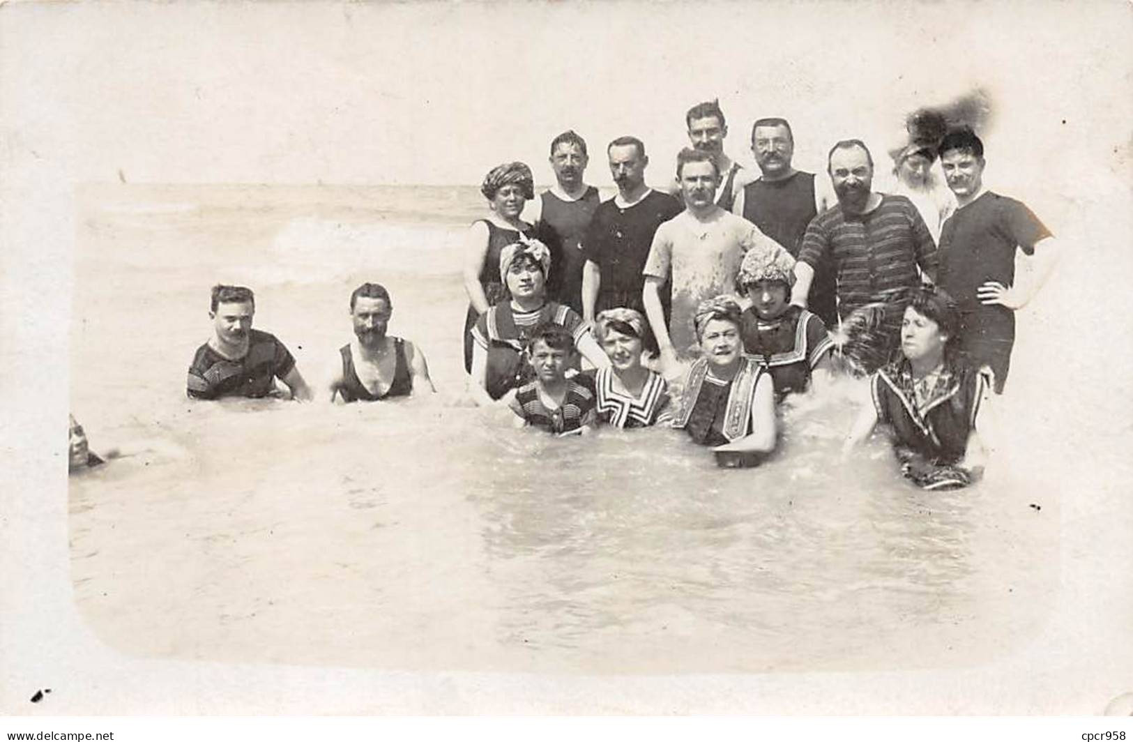 A Identifier - N°90121 - Groupe De Personnes Assis Dans La Mer - Carte Photo - A Identifier