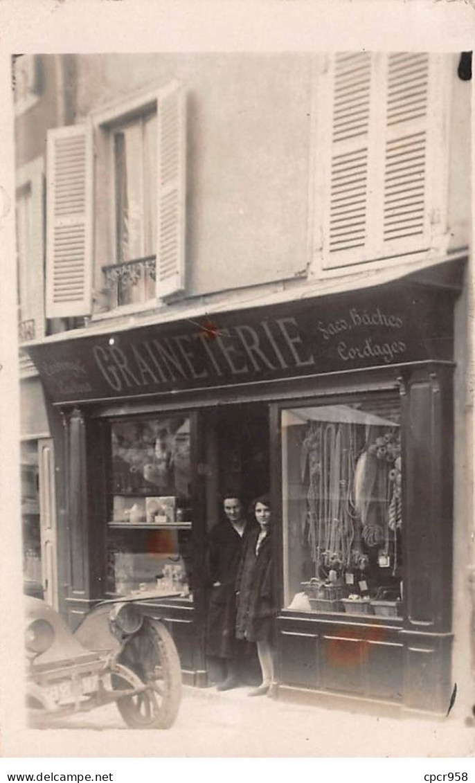 A Identifier - N°90115 - Couple Sur Le Pas De Porte D'une Graineterie - Commerce - Carte Photo - To Identify