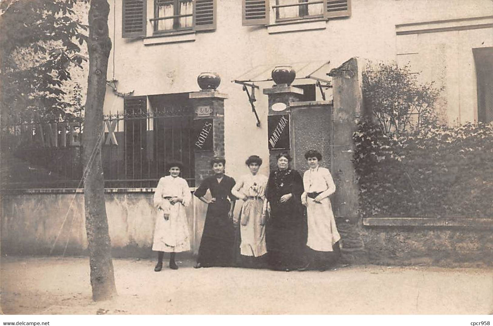 A Identifier - N°90111 - Femmes Devant Un Commerce De Robes Et Manteaux - Commerce - Carte Photo - To Identify